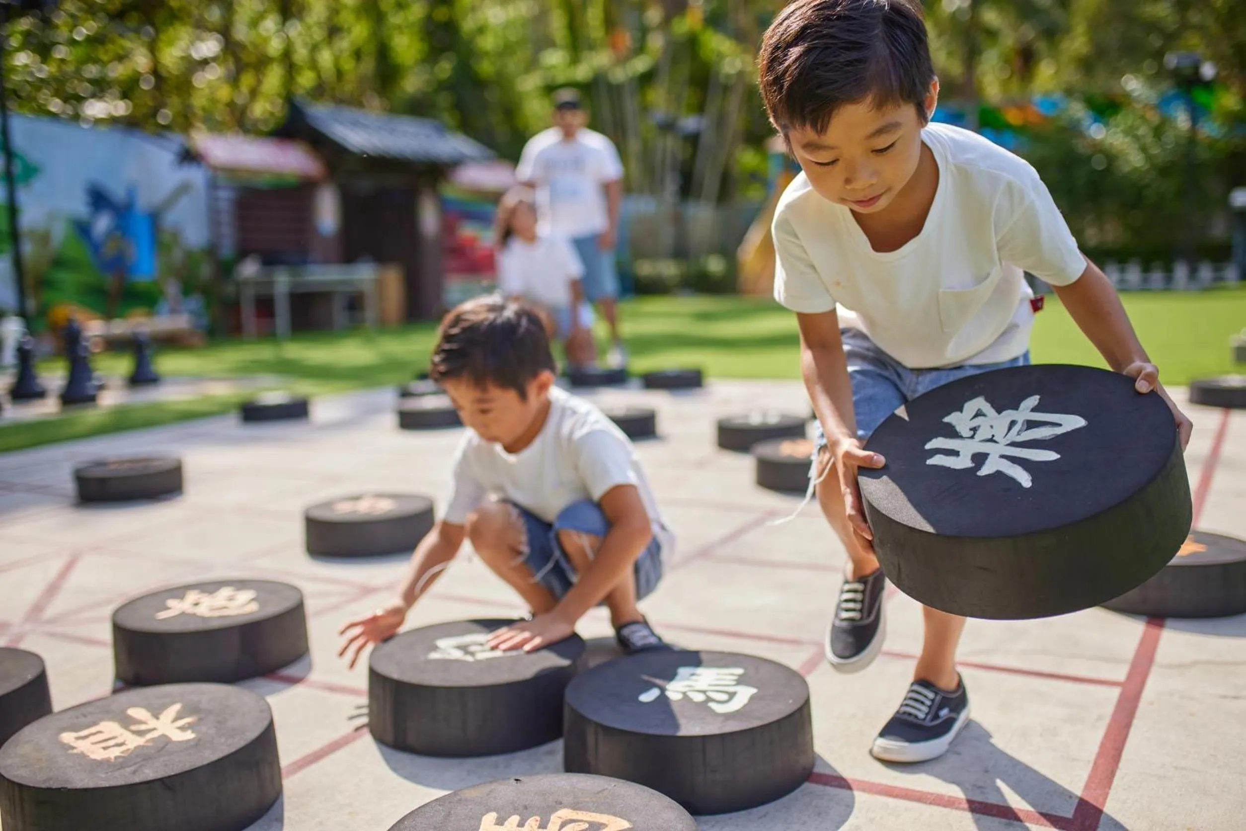 People in Uni-Resort Mawutu
