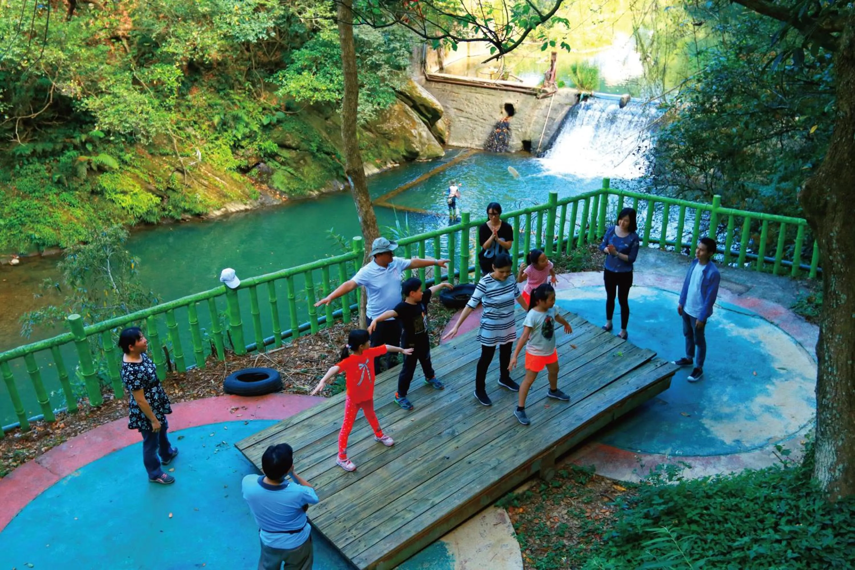 Entertainment in Uni-Resort Mawutu