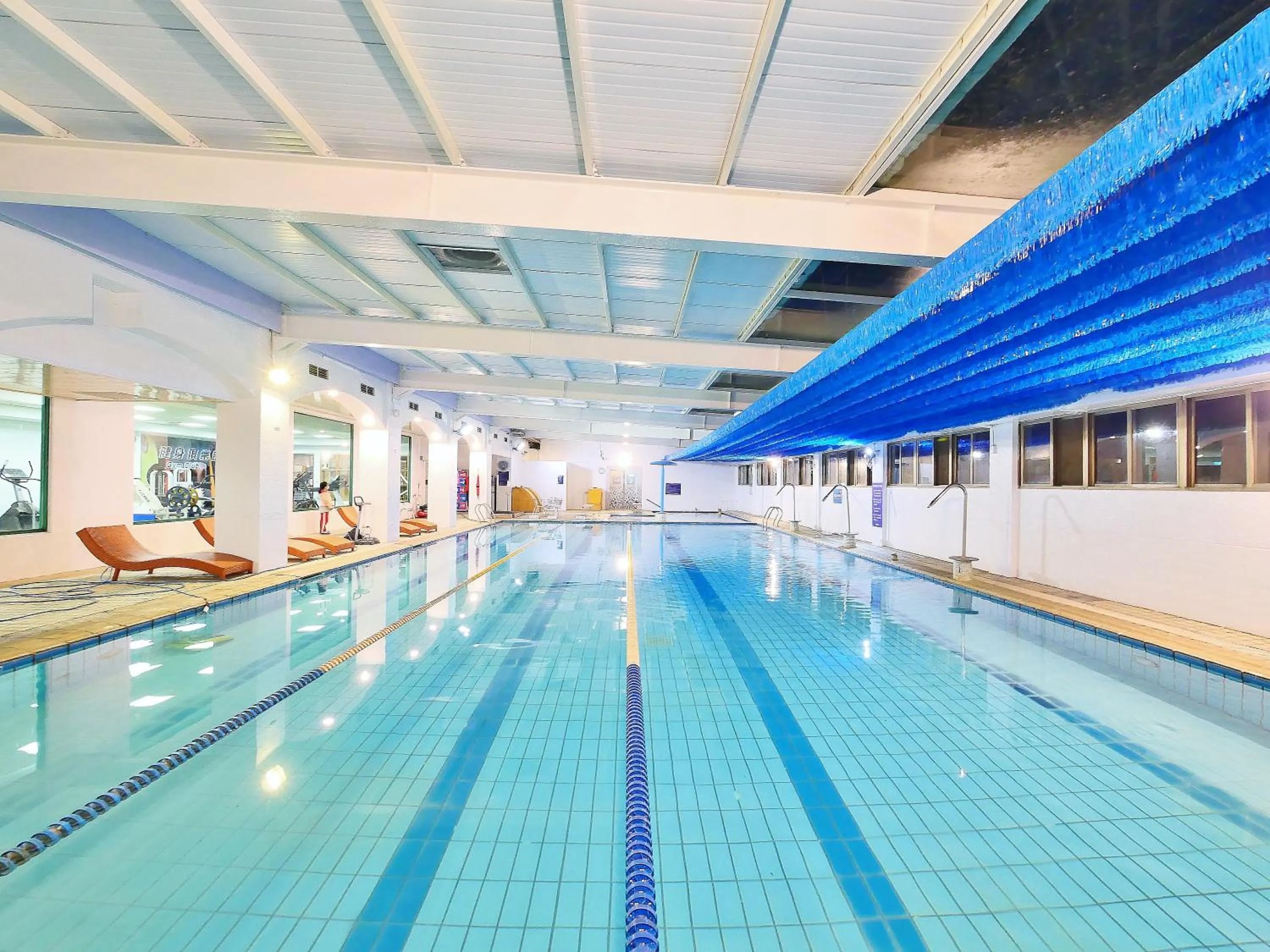 Swimming pool in Uni-Resort Mawutu