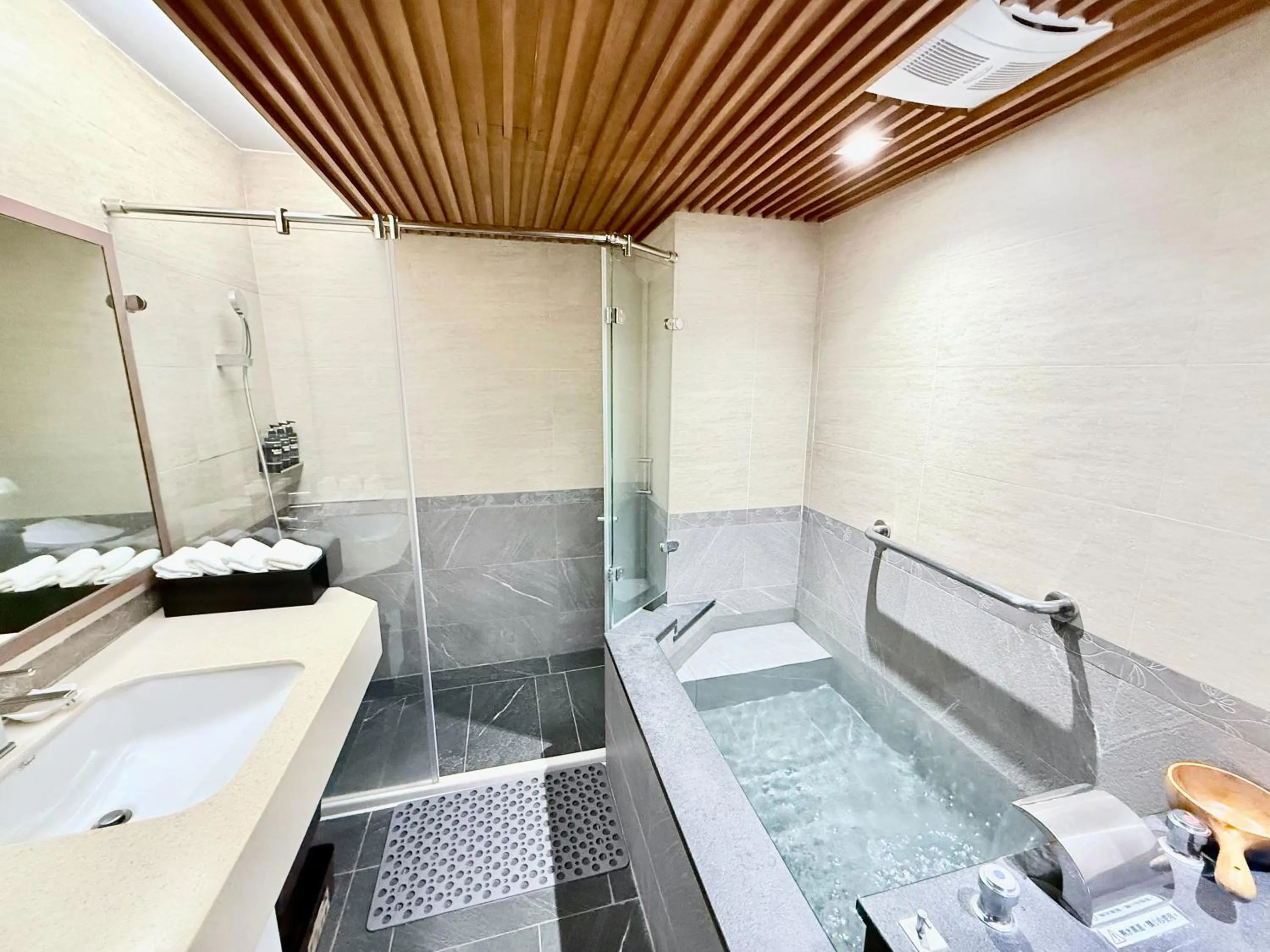 Shower in Uni-Resort Ku-Kuan