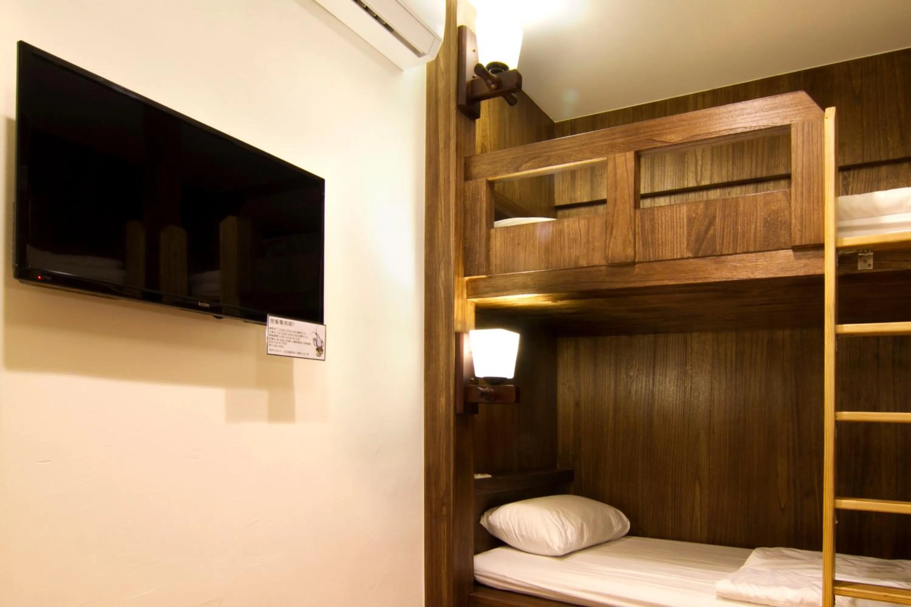 TV and multimedia in Mr. Lobster’s Secret Den design hostel