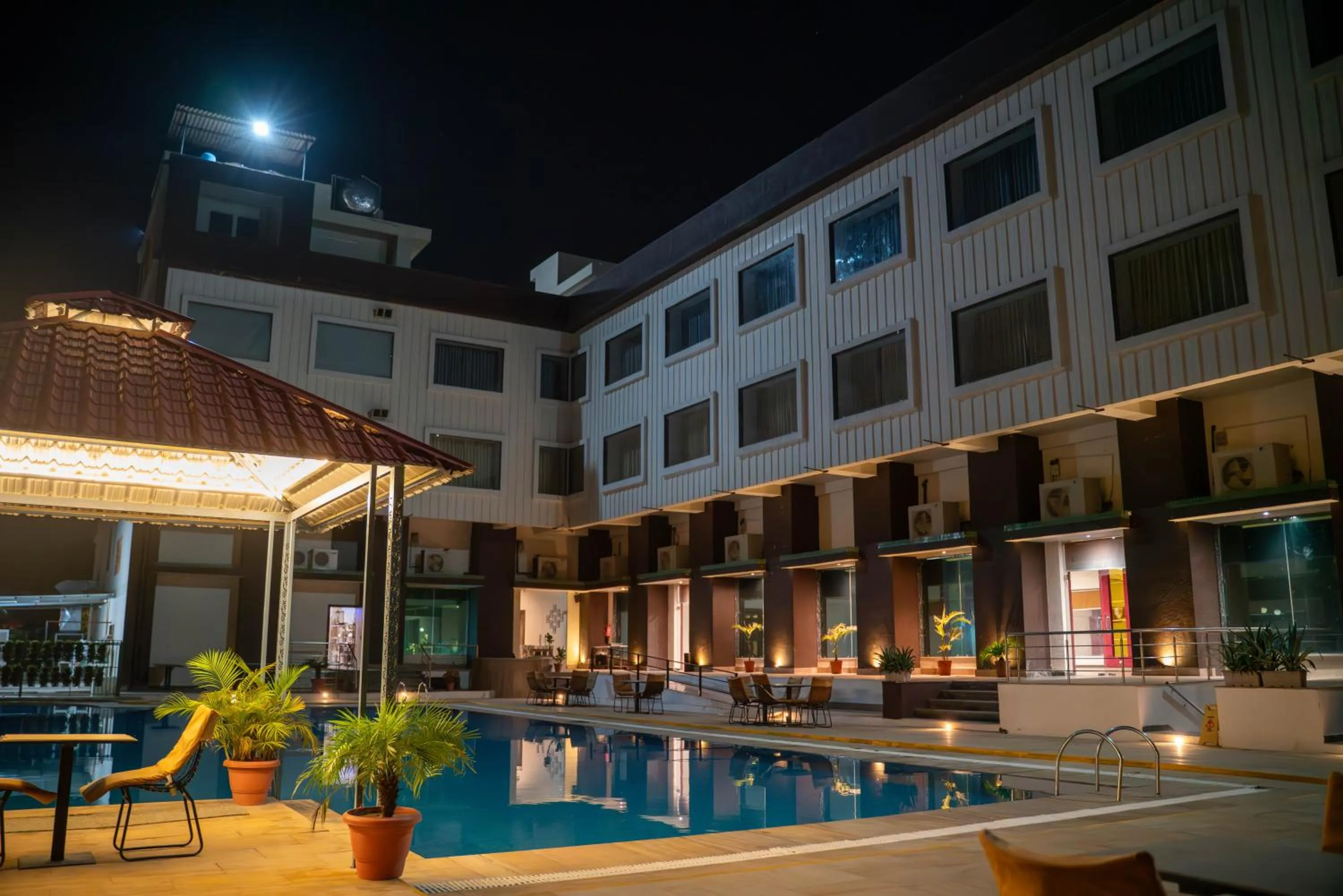 Swimming pool in Bamboo Saa Mulberry Resort Pushkar