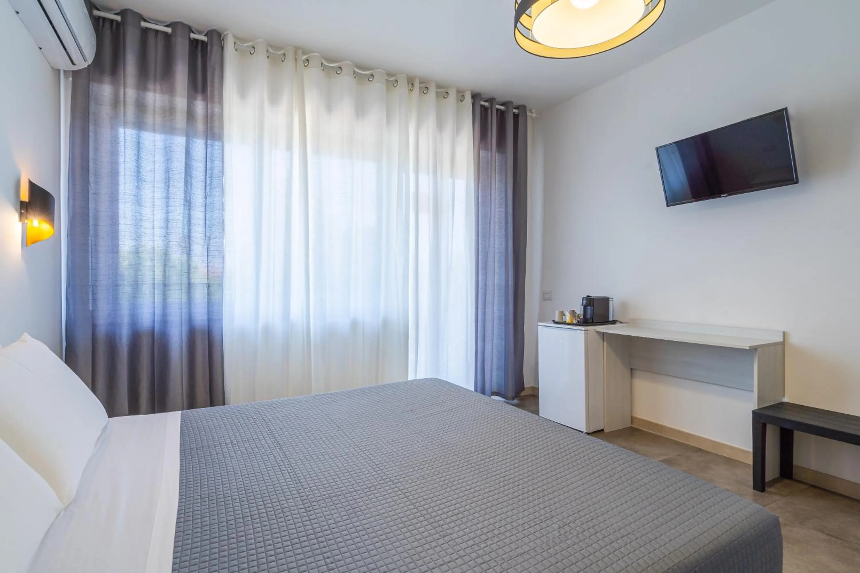 Communal lounge/ TV room, Bed in Agorà