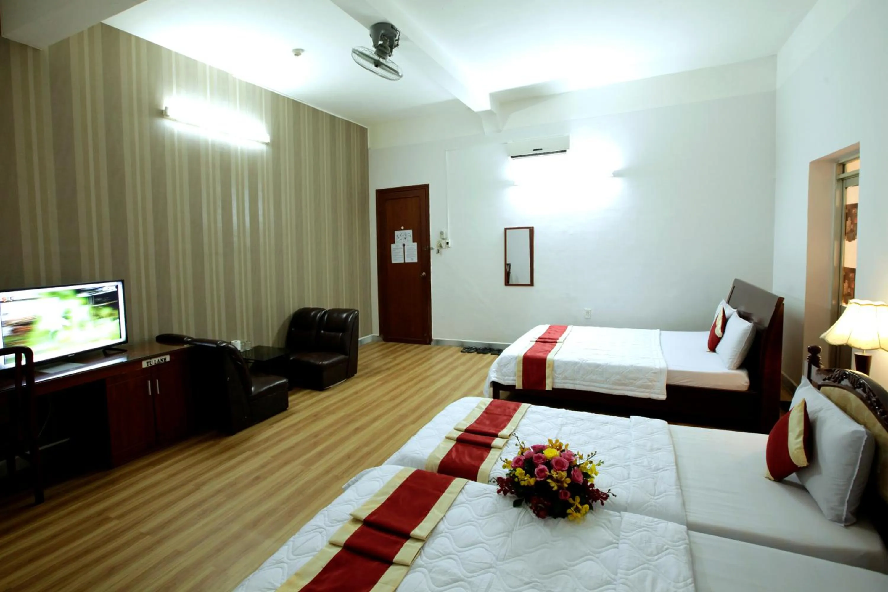 Photo of the whole room, Bed in Tan Da Hotel