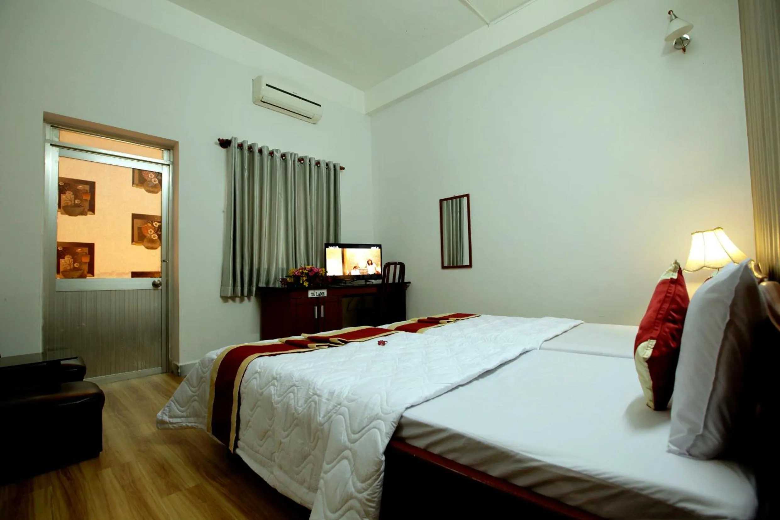 Photo of the whole room, Bed in Tan Da Hotel