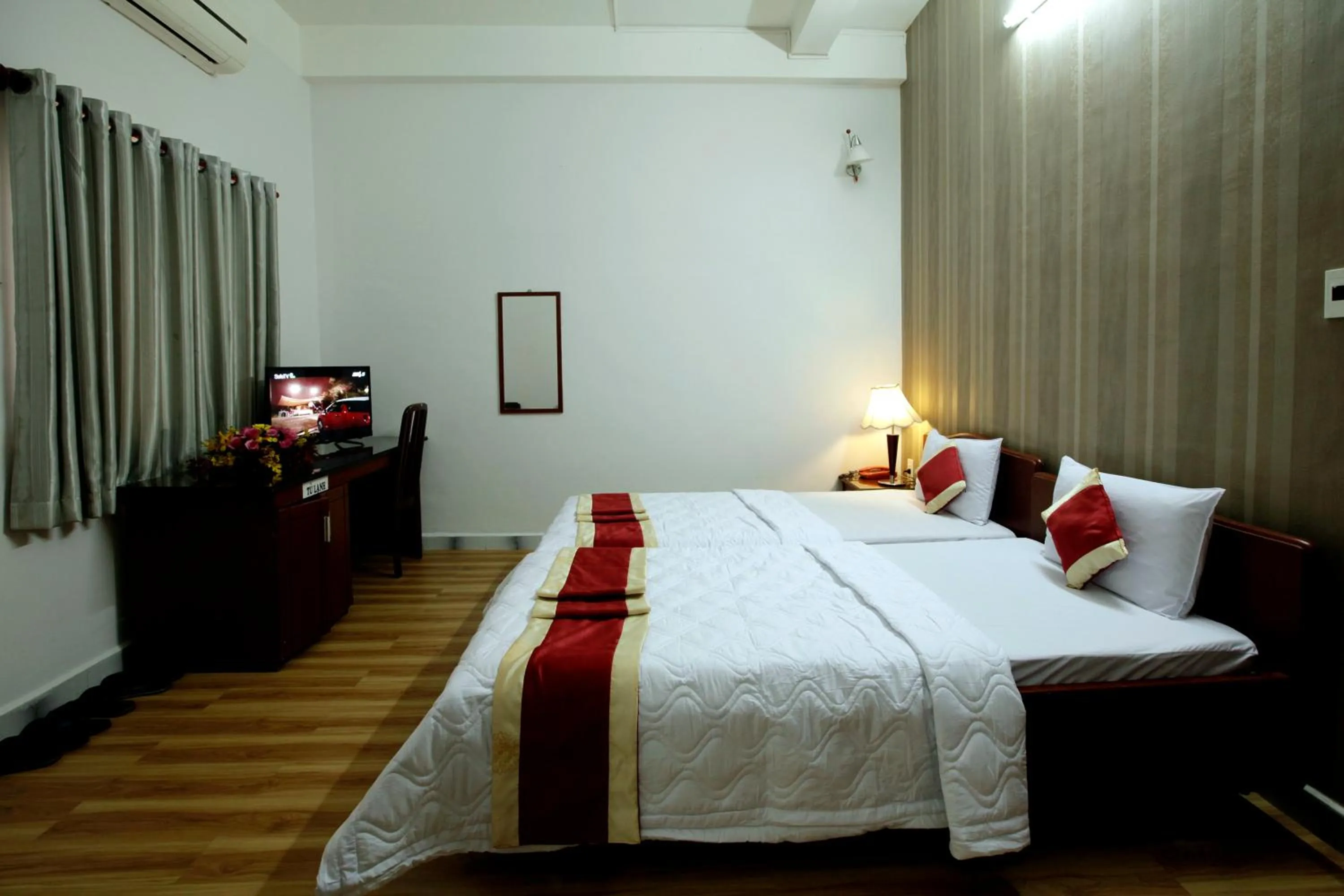 Photo of the whole room, Bed in Tan Da Hotel