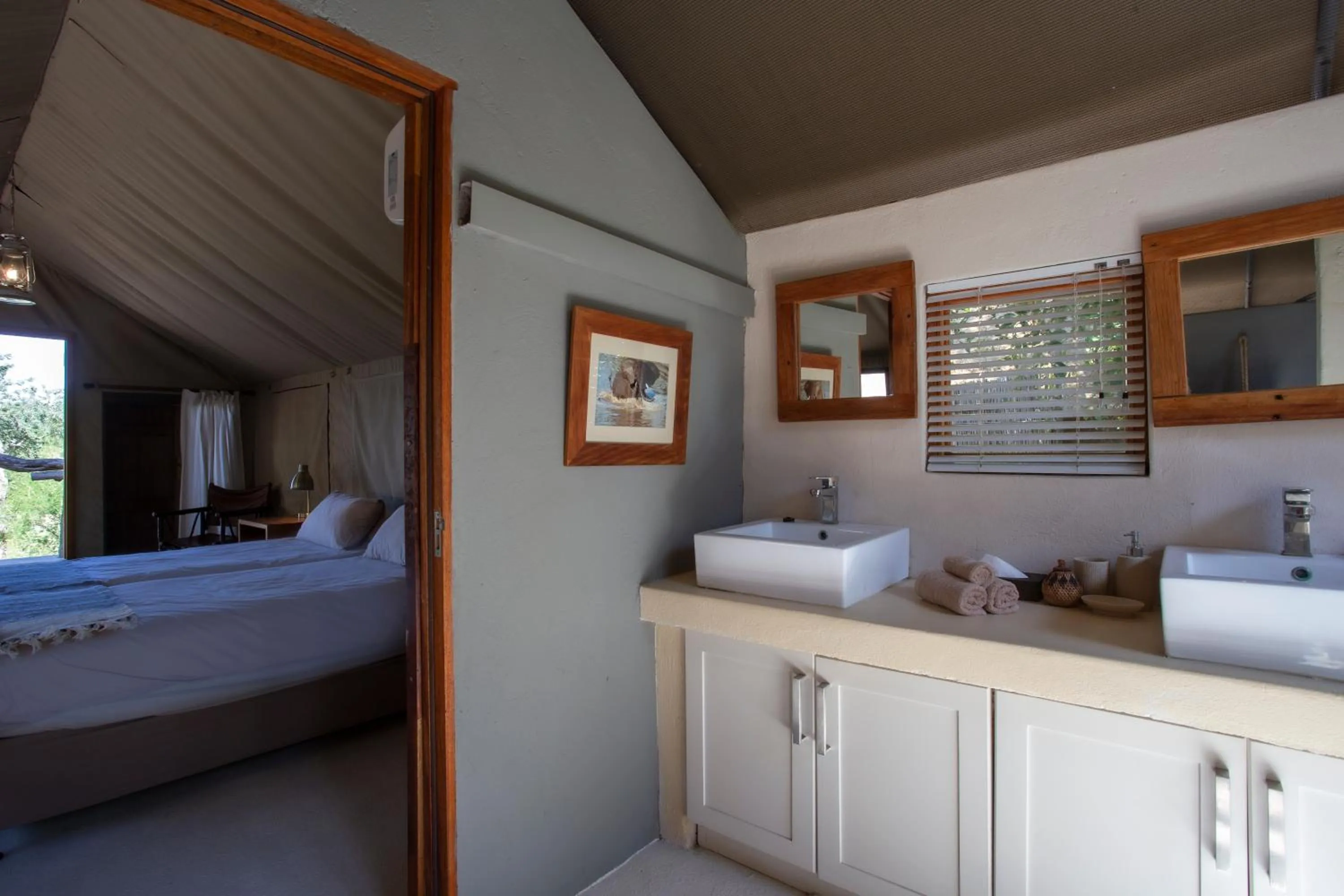 Bed in MILIMA Big 5 Safari Lodge