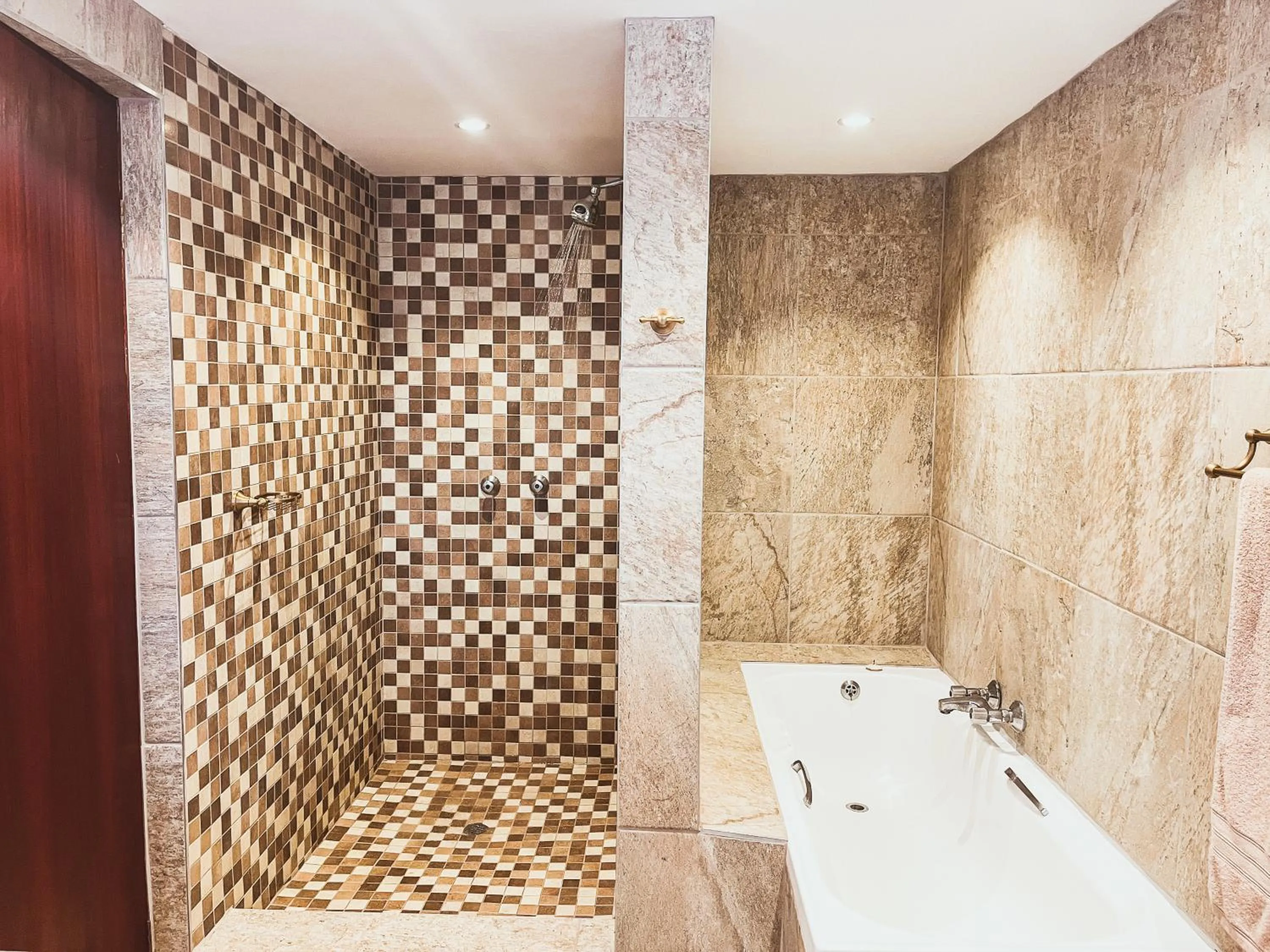 Shower in MILIMA Big 5 Safari Lodge