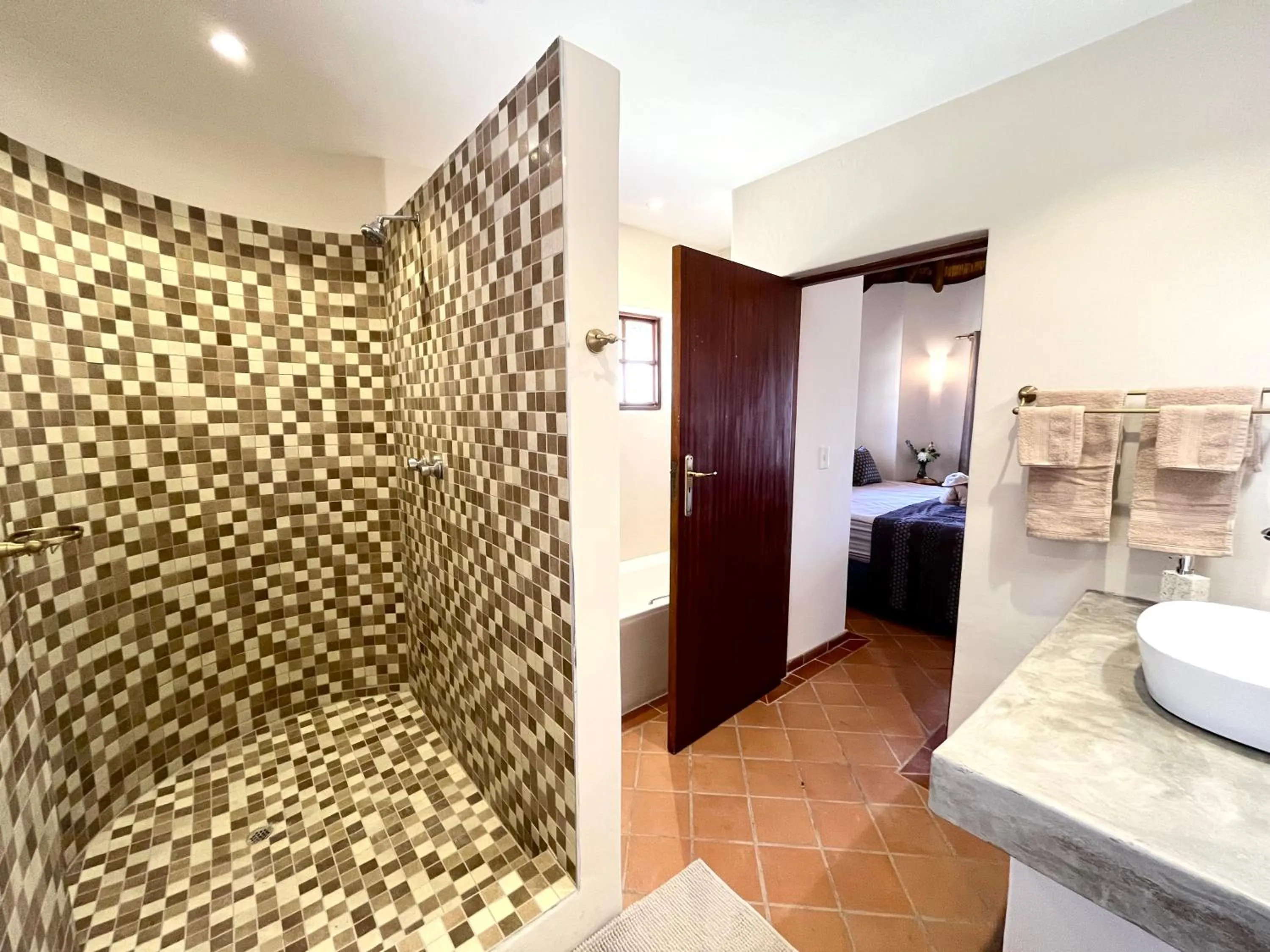 Shower in MILIMA Big 5 Safari Lodge