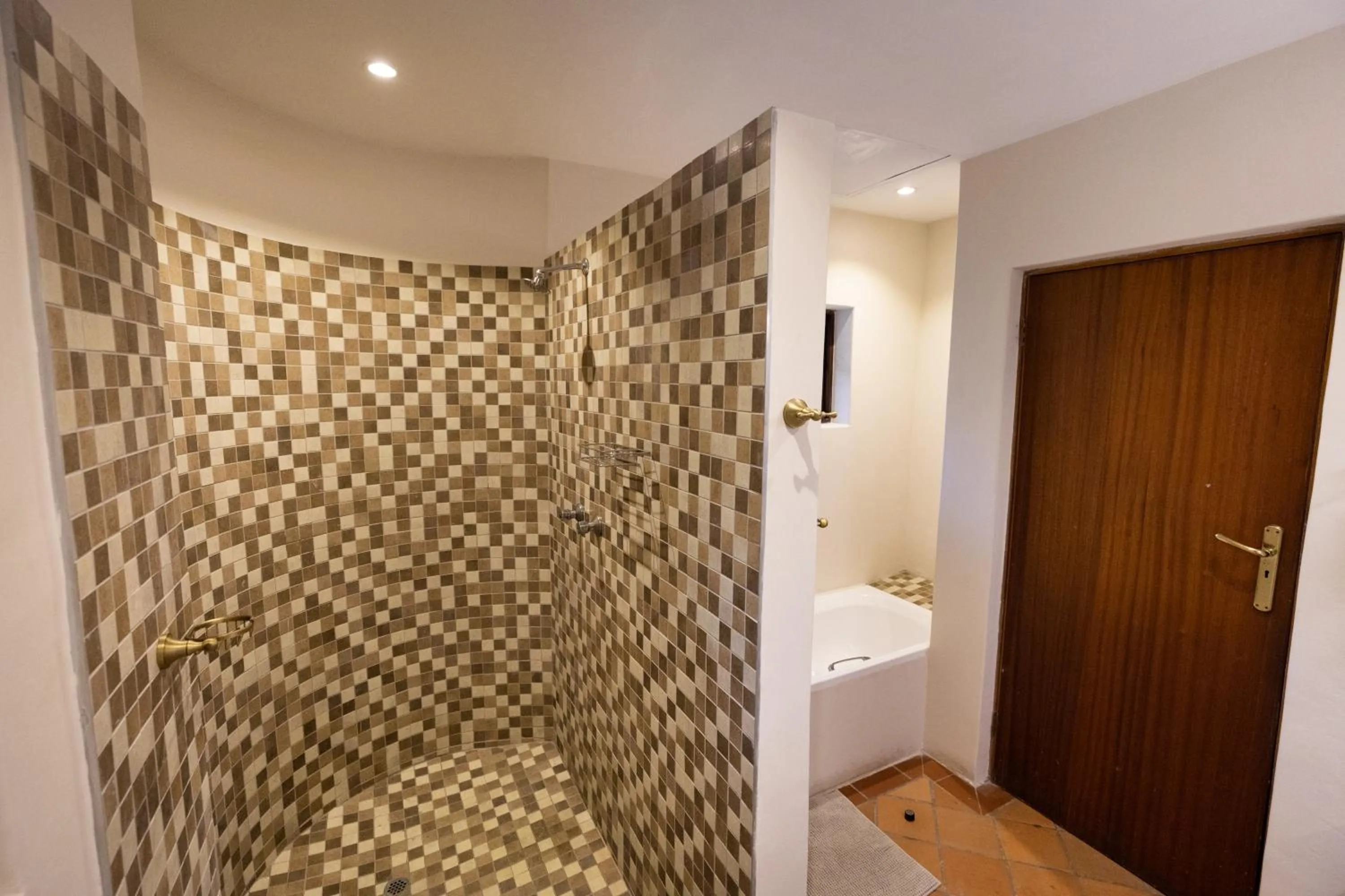 Shower in MILIMA Big 5 Safari Lodge