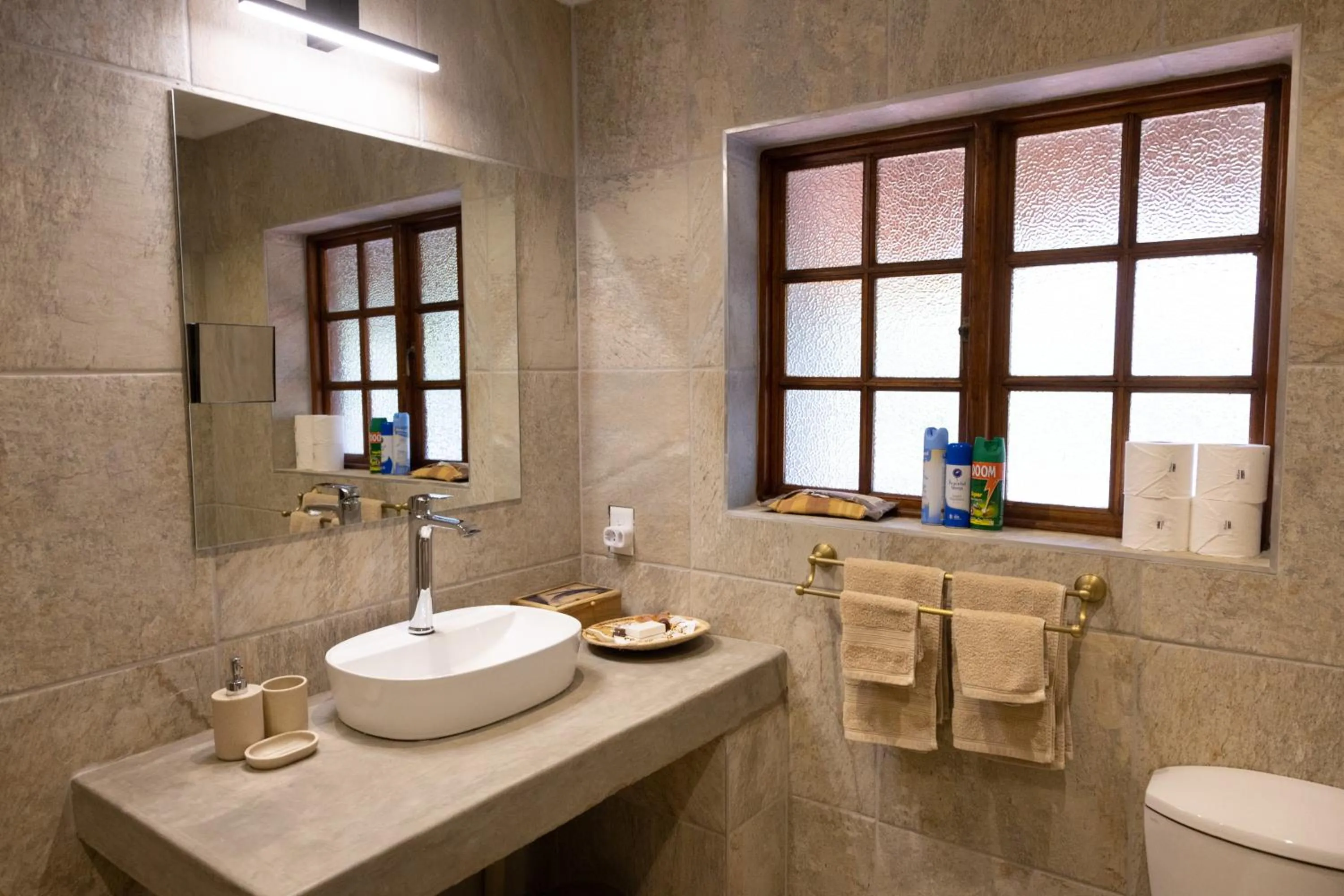 Shower in MILIMA Big 5 Safari Lodge