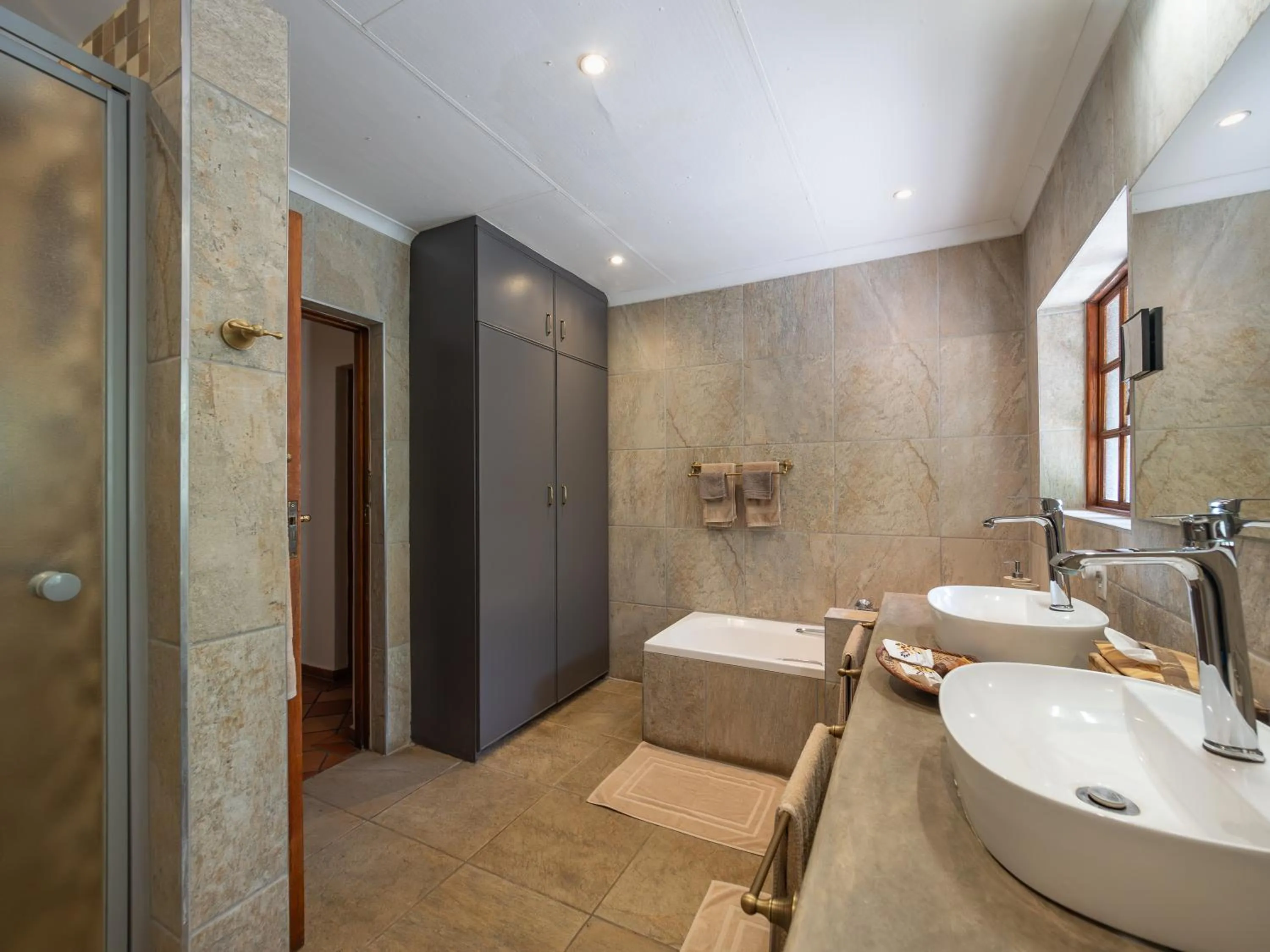 Shower in MILIMA Big 5 Safari Lodge