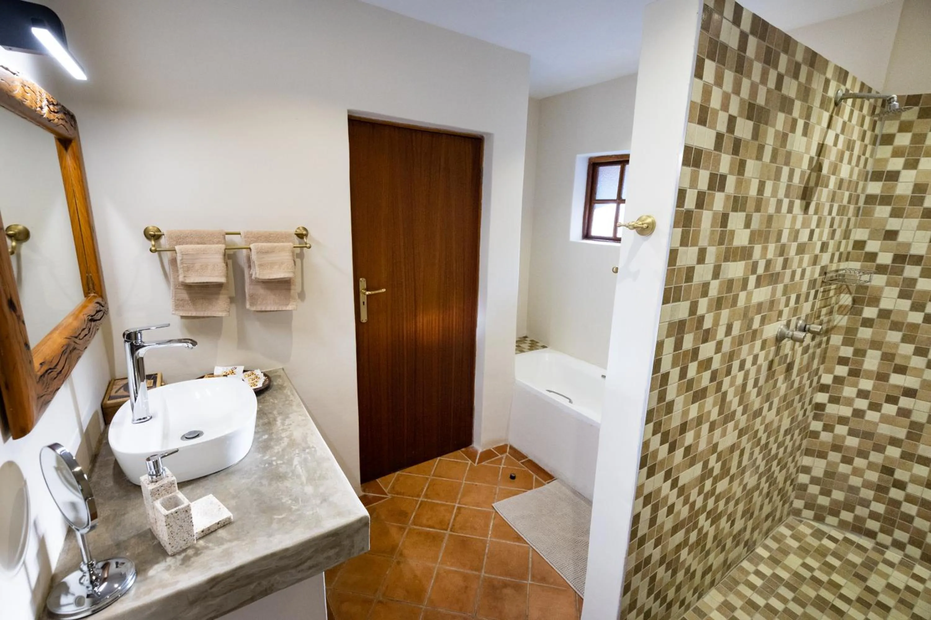 Shower in MILIMA Big 5 Safari Lodge