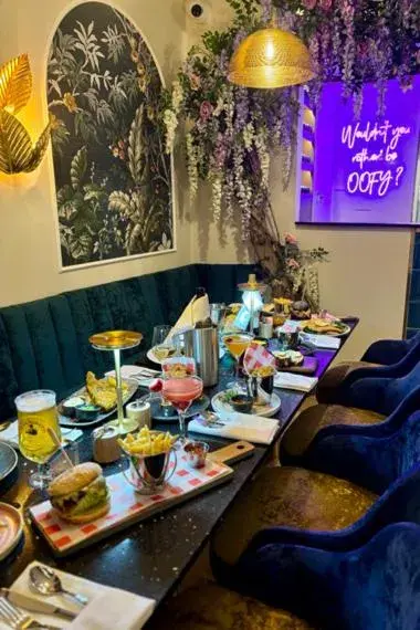 Lounge or bar in Best Western Northfields Ealing Hotel Lounge or bar in Best Western Northfields Ealing Hotel