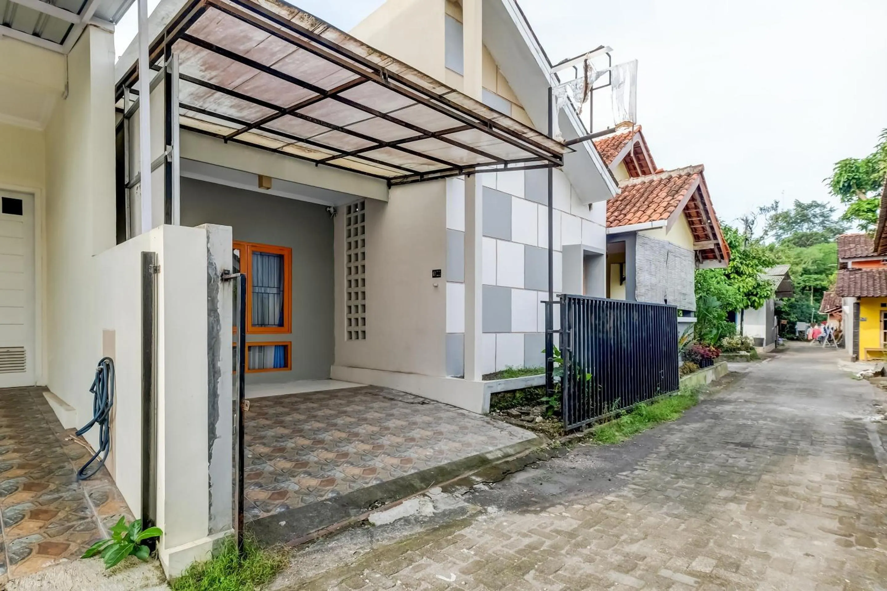 Facade/entrance in OYO Life 91239 Kost Rosandy House Yogyakarta
