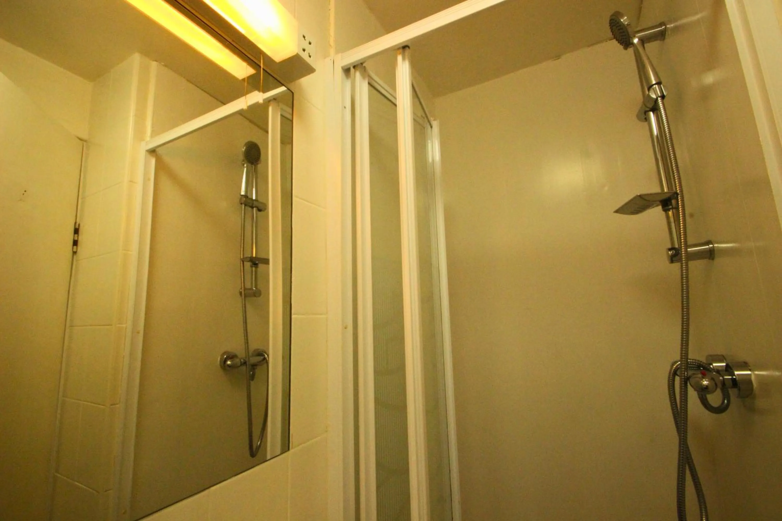 Shower in OYO Abbey Lodge Hotel