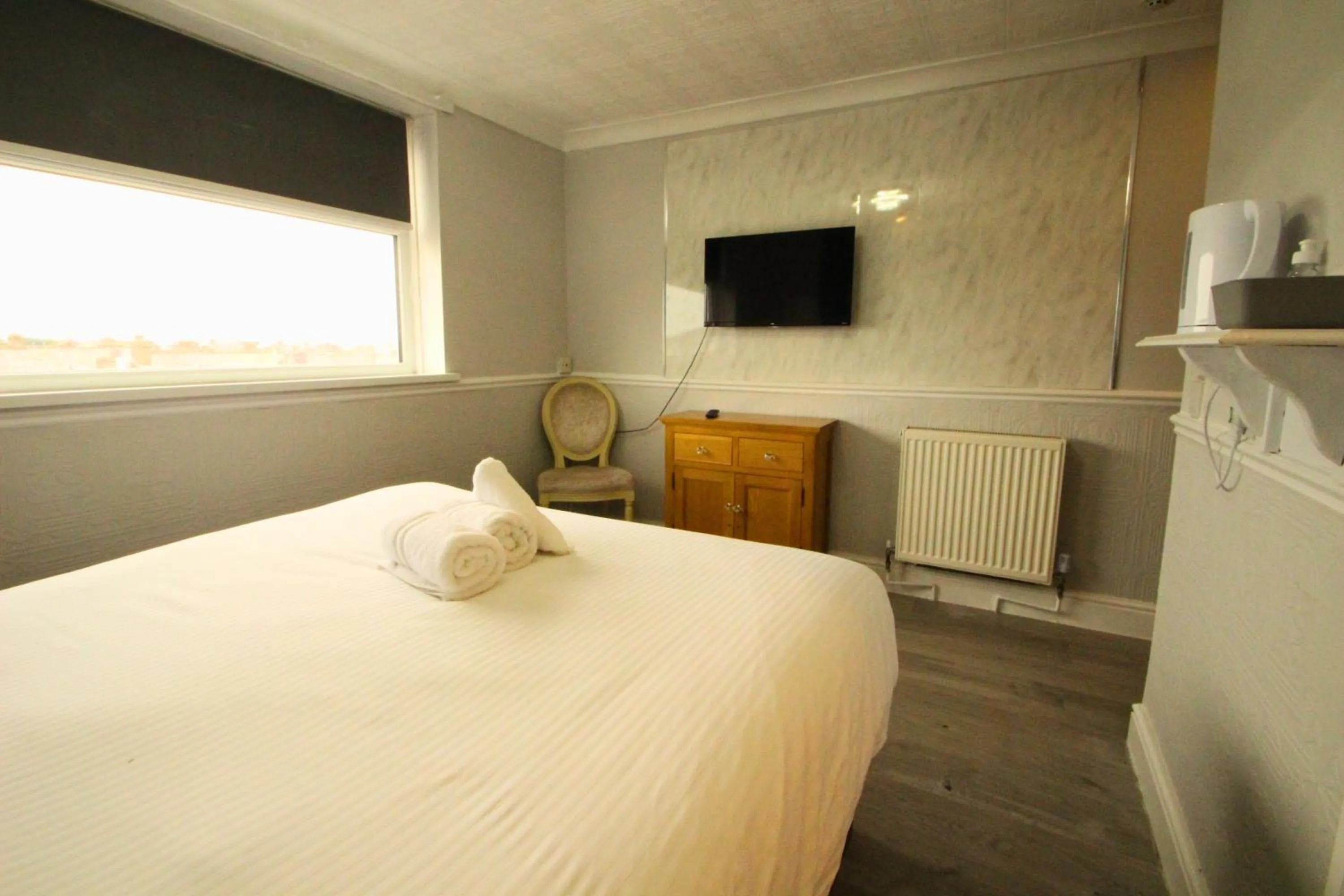 TV and multimedia in OYO Abbey Lodge Hotel