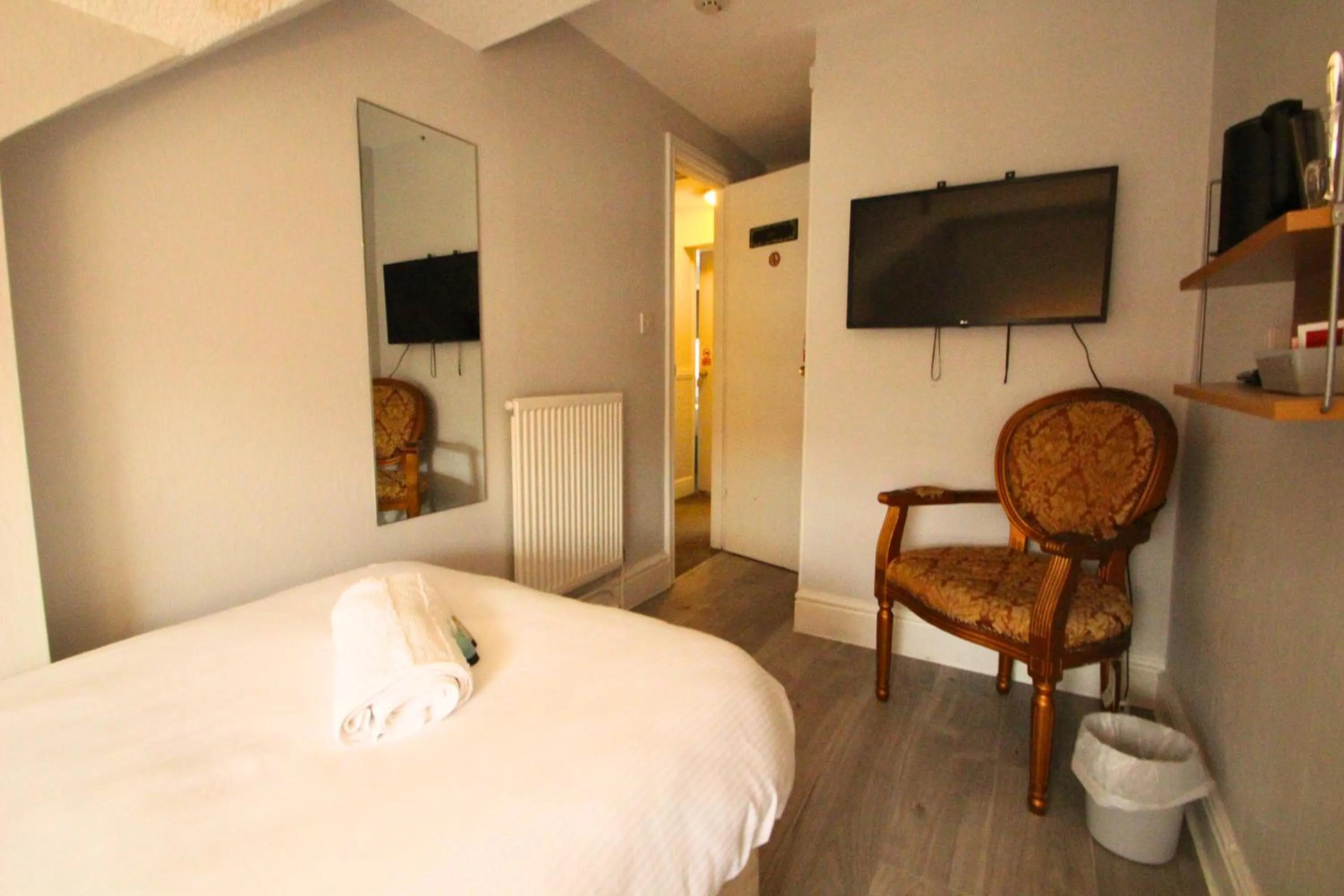 TV and multimedia in OYO Abbey Lodge Hotel