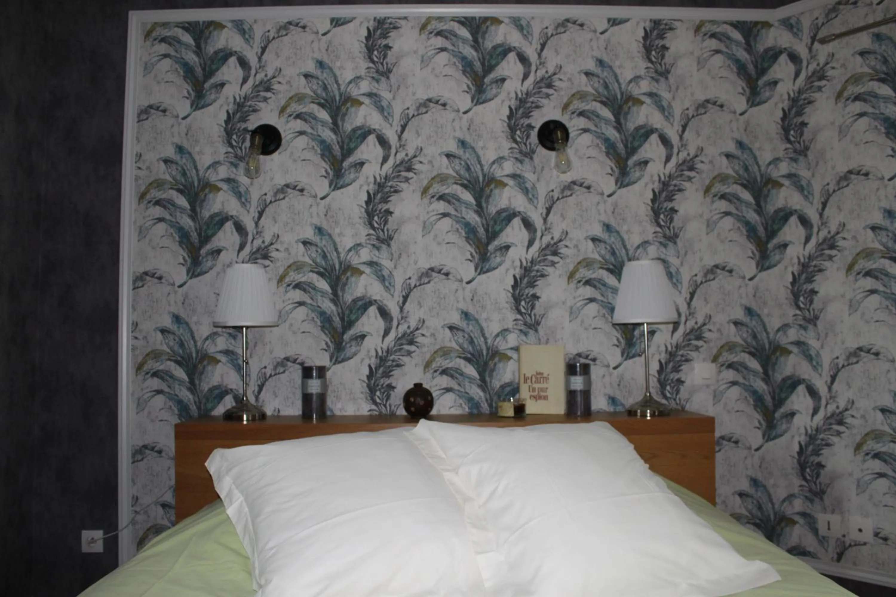 Decorative detail, Bed in Chambres d'hôtes L'Aubaine avec jacuzzi