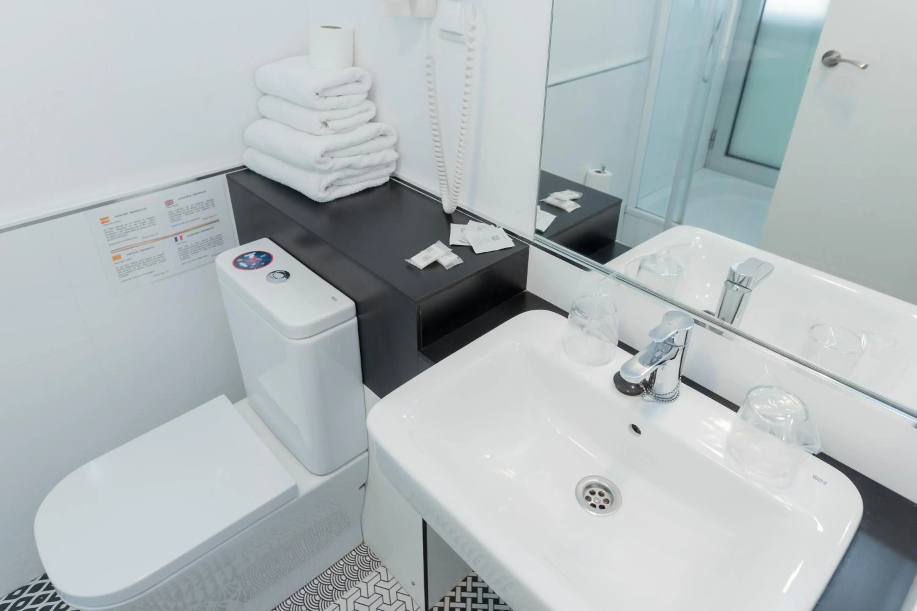 Shower in Hostal Aslyp 114