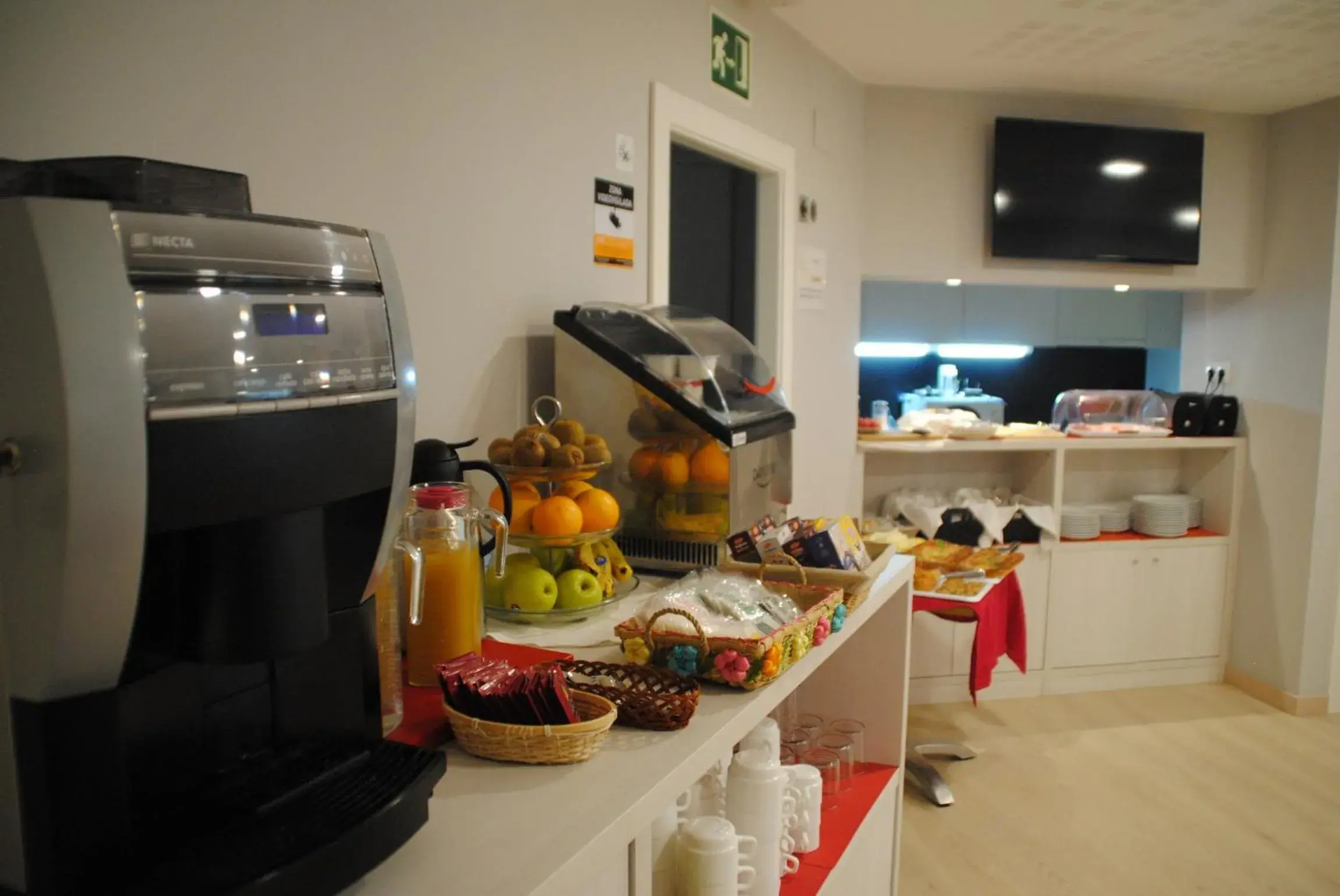 Restaurant/places to eat in Hostal Aslyp 114 Restaurant/places to eat in Hostal Aslyp 114