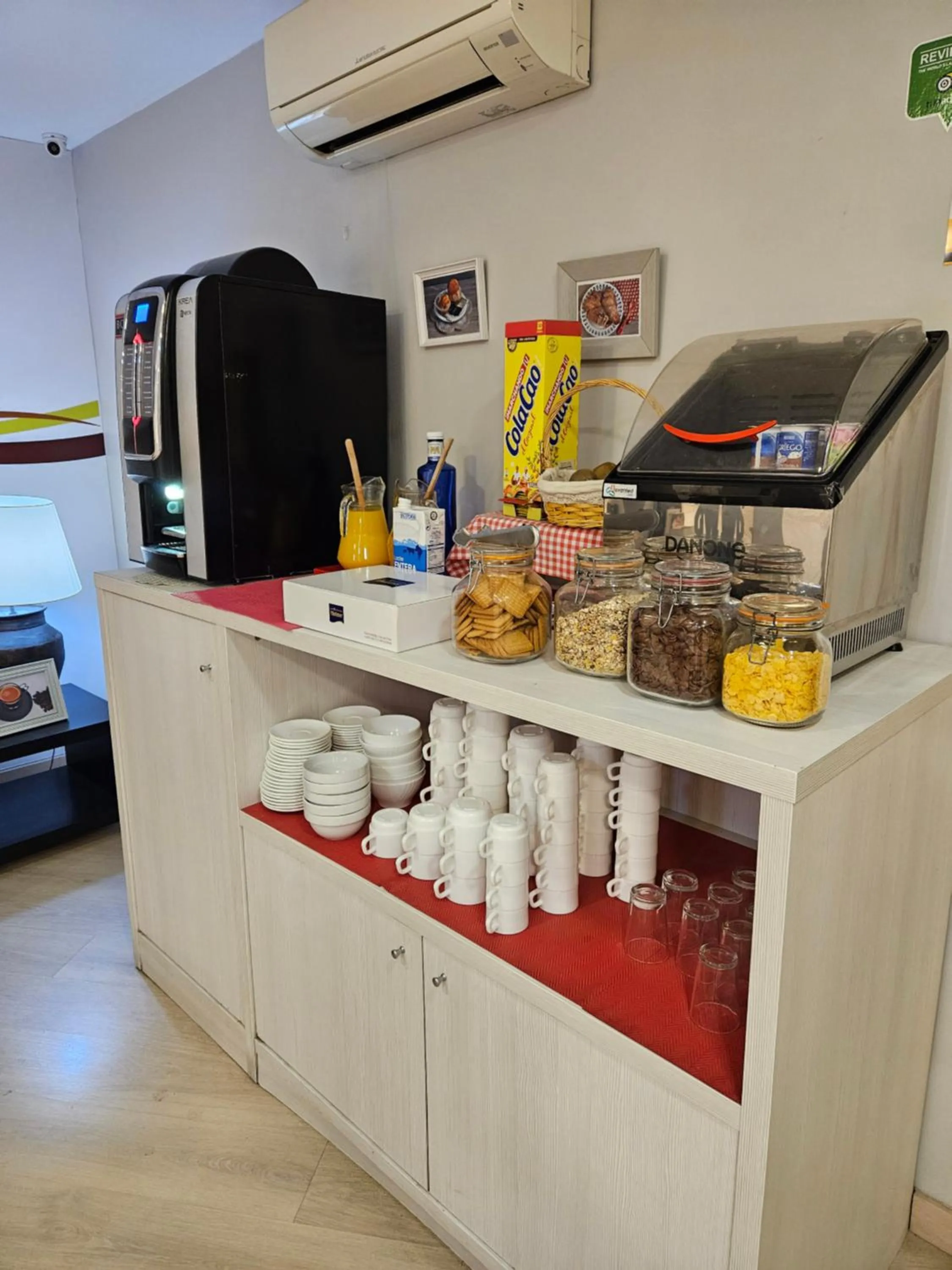 Coffee/tea facilities in Hostal Aslyp 114