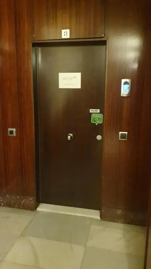 Property building in Hostal Aslyp 114 Property building in Hostal Aslyp 114