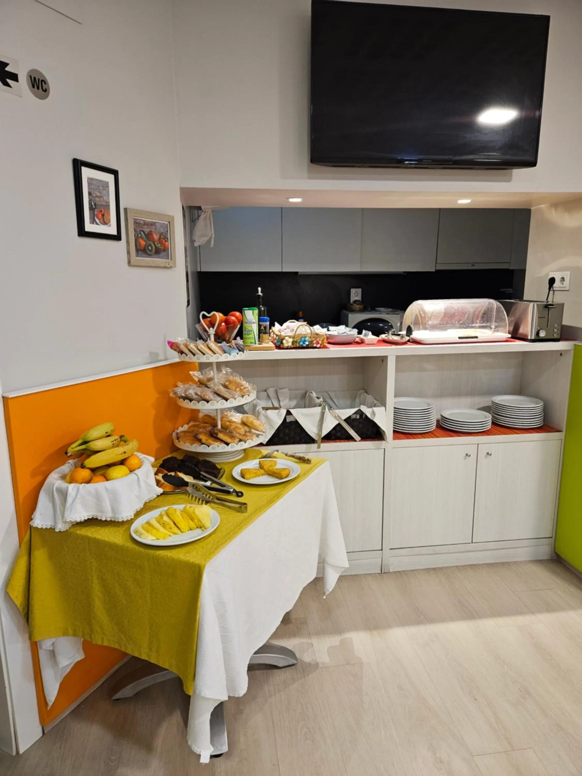 Food and drinks in Hostal Aslyp 114