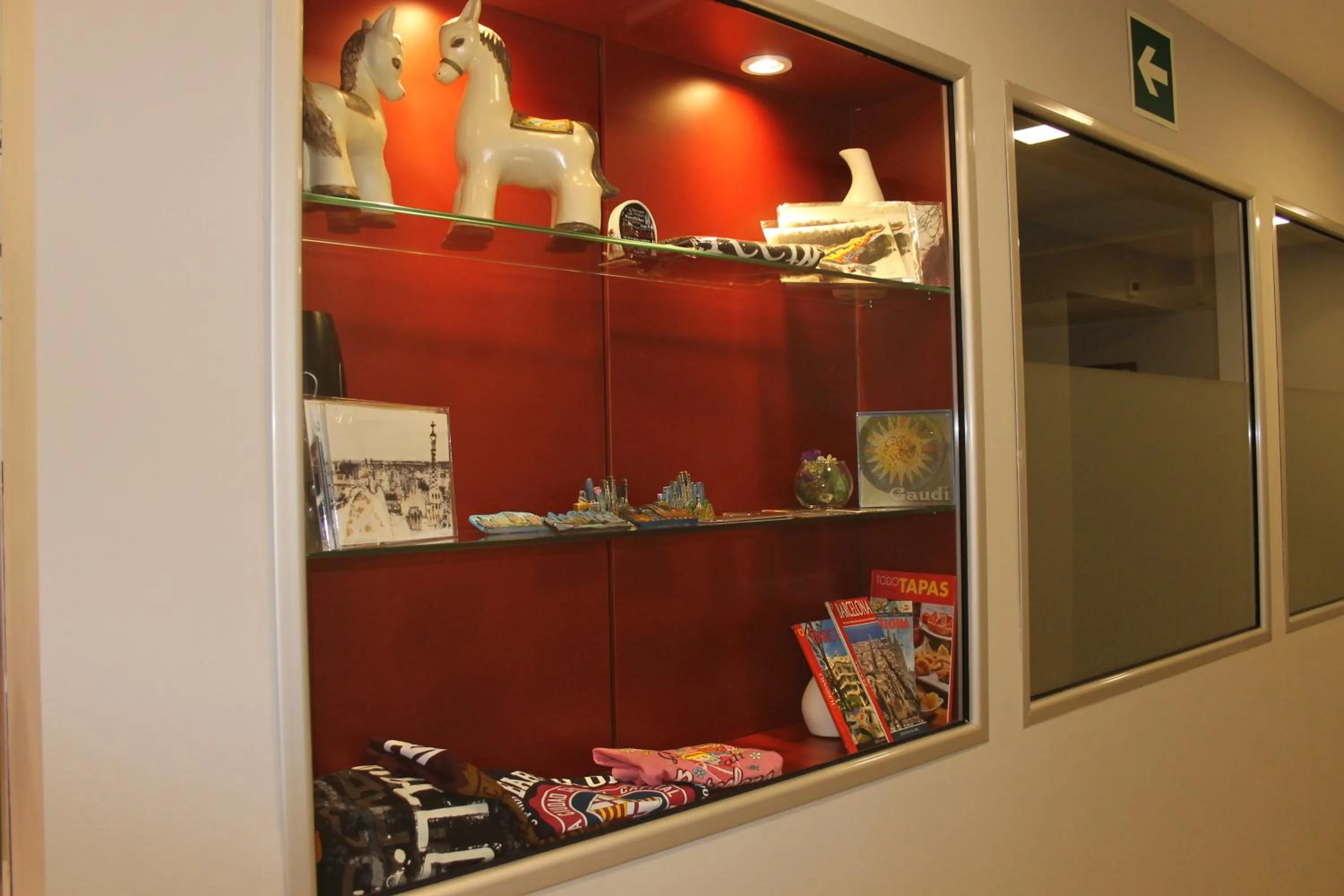 On-site shops in Hostal Aslyp 114