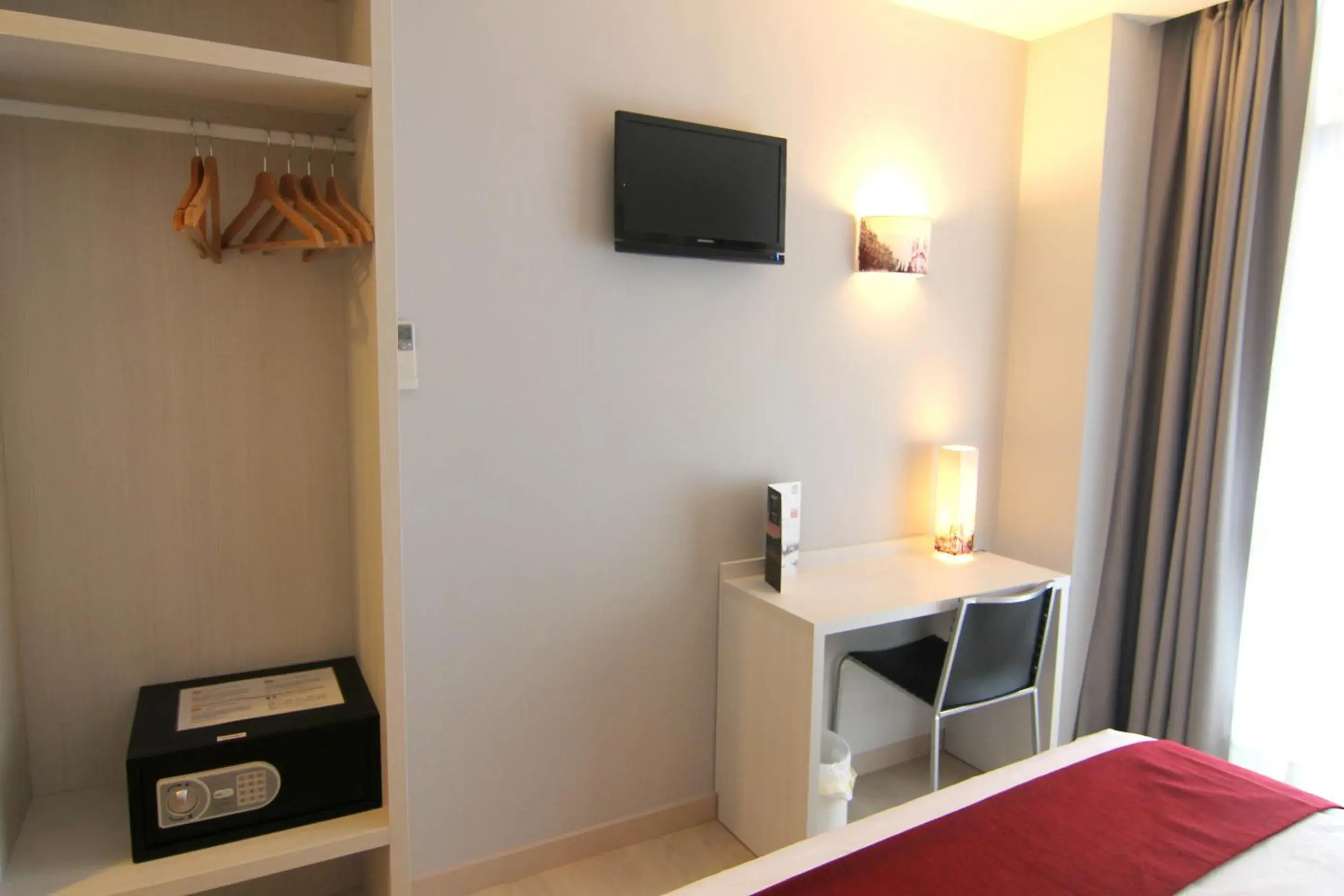 Decorative detail, Bed in Hostal Aslyp 114 Decorative detail, Bed in Hostal Aslyp 114