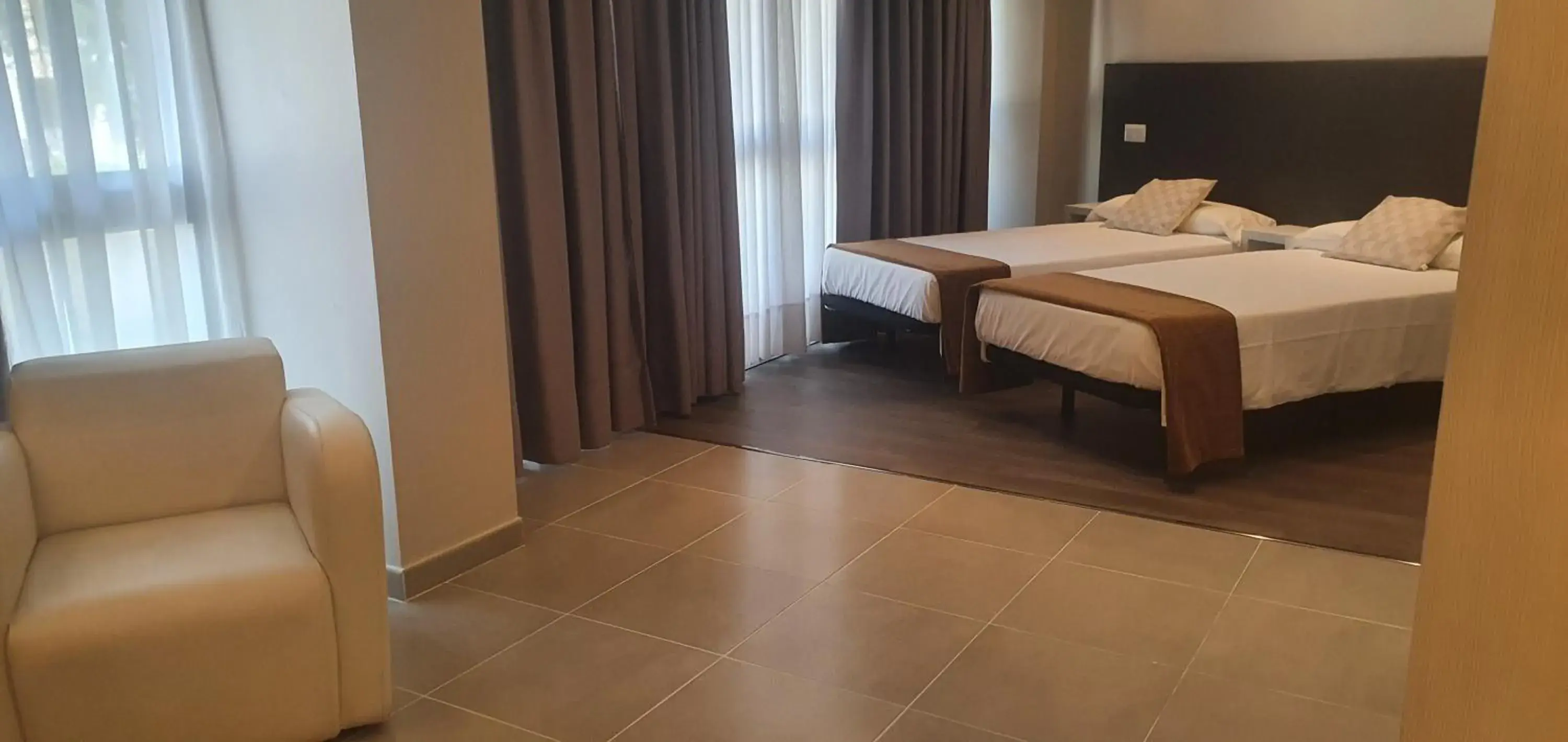 Superior Twin Room in Hostal Aslyp 114 Superior Twin Room in Hostal Aslyp 114