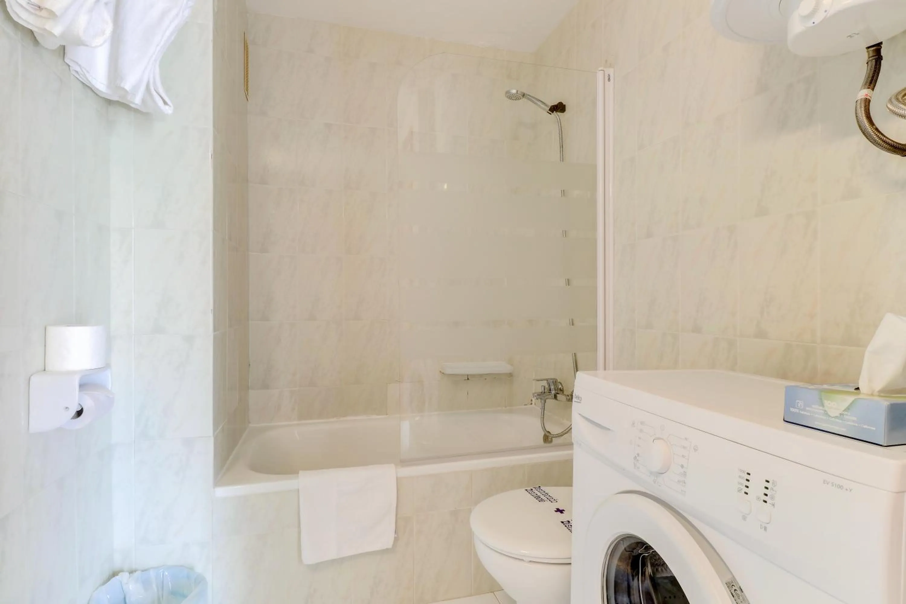 Bathroom in Apartamentos Llevant