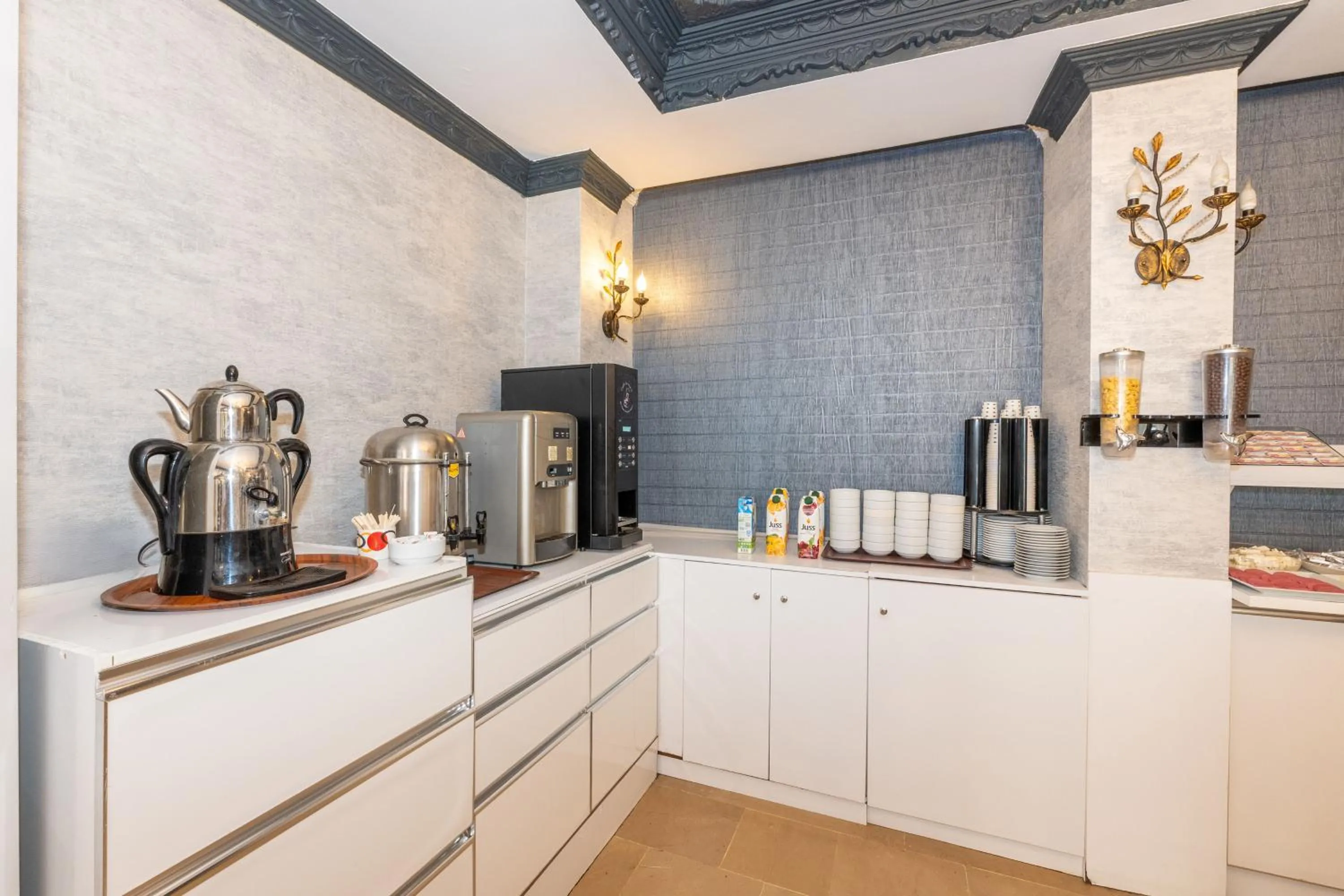 Coffee/tea facilities in Istanbul Holiday Hotel