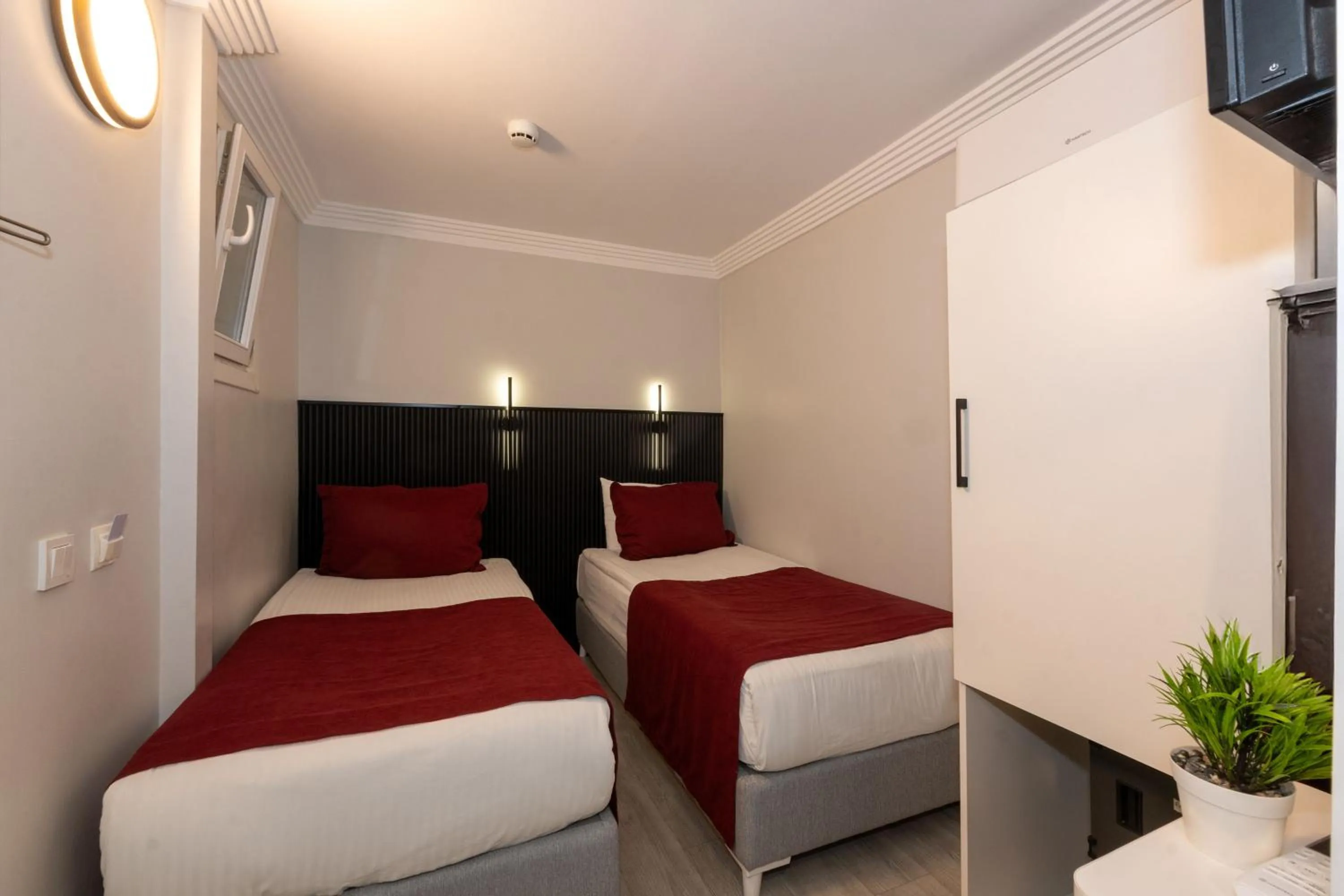 Bedroom, Bed in Istanbul Holiday Hotel