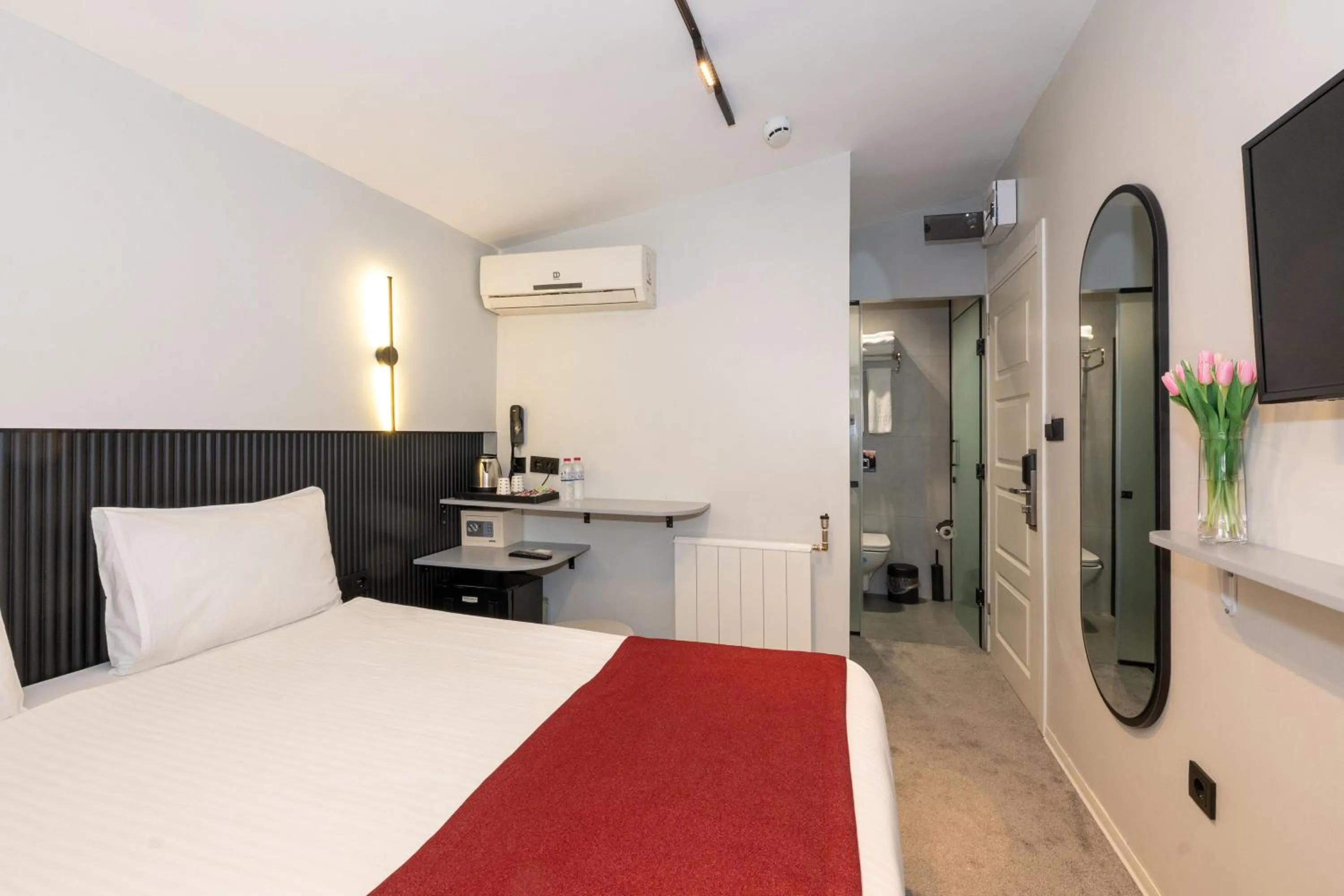 Bedroom, Bed in Istanbul Holiday Hotel