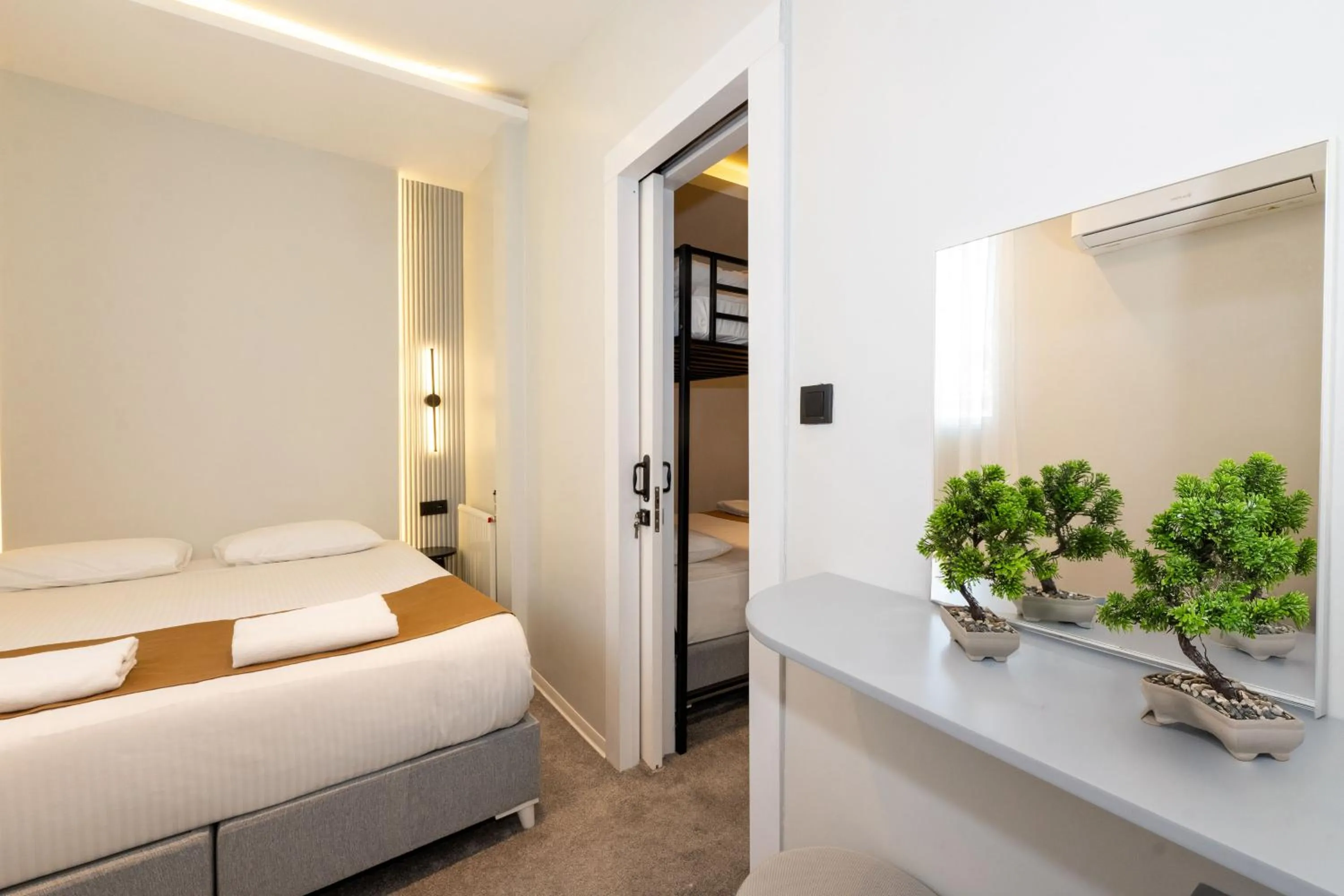 Bedroom, Bed in Istanbul Holiday Hotel