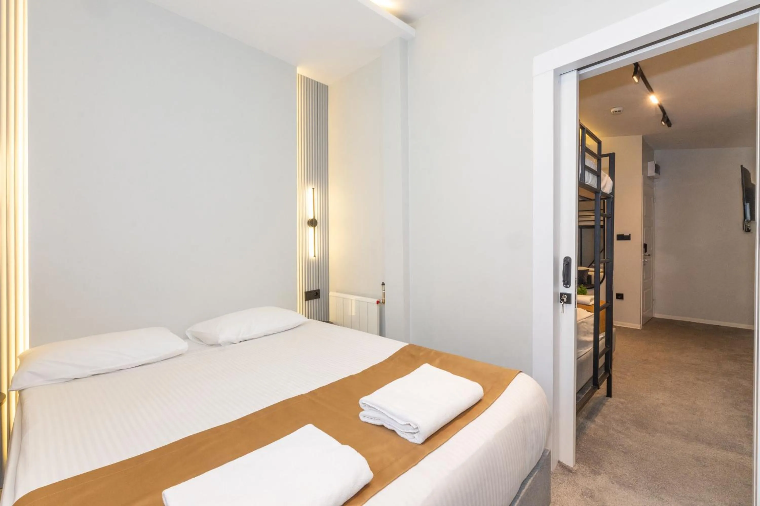 Bedroom, Bed in Istanbul Holiday Hotel