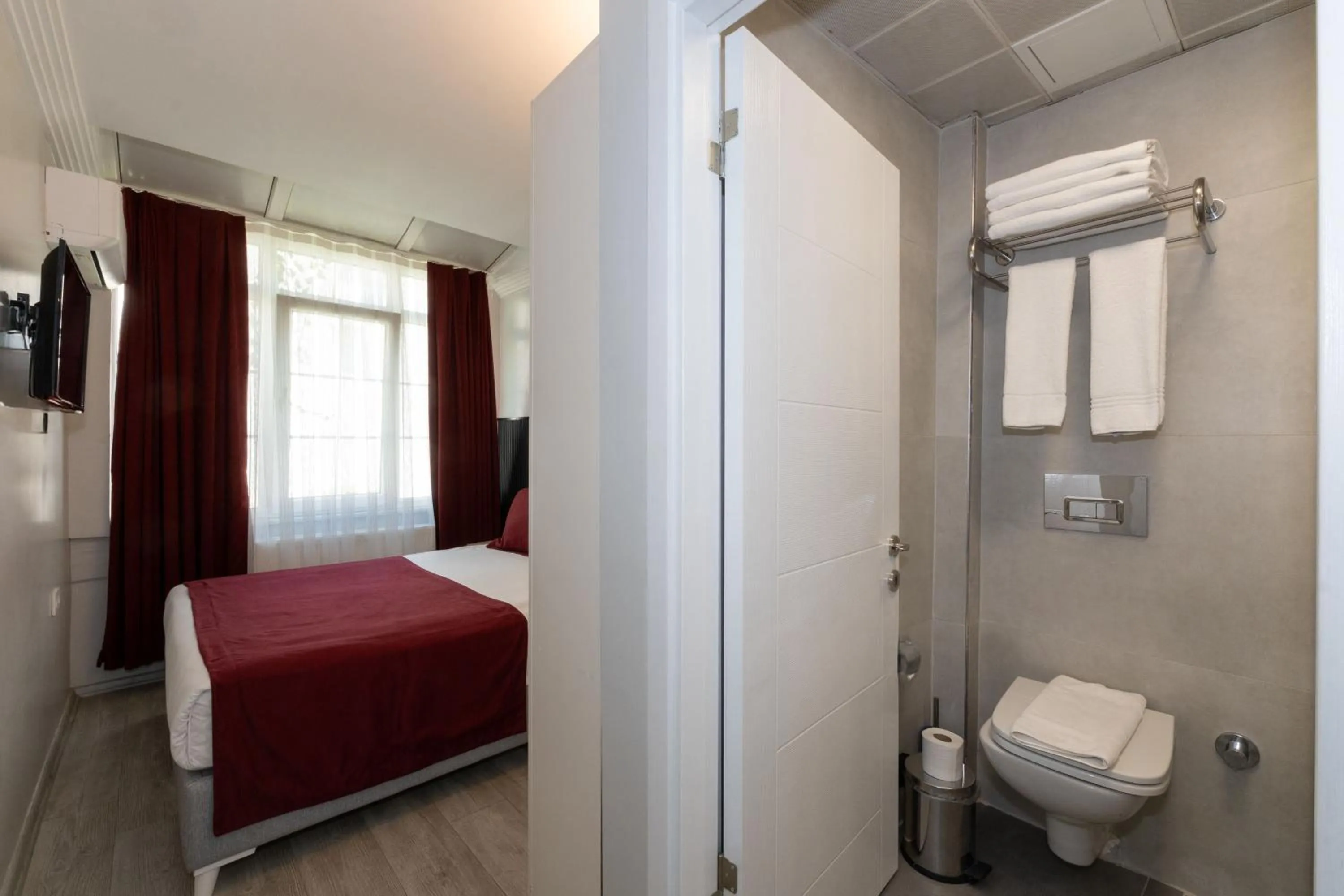 Bed in Istanbul Holiday Hotel