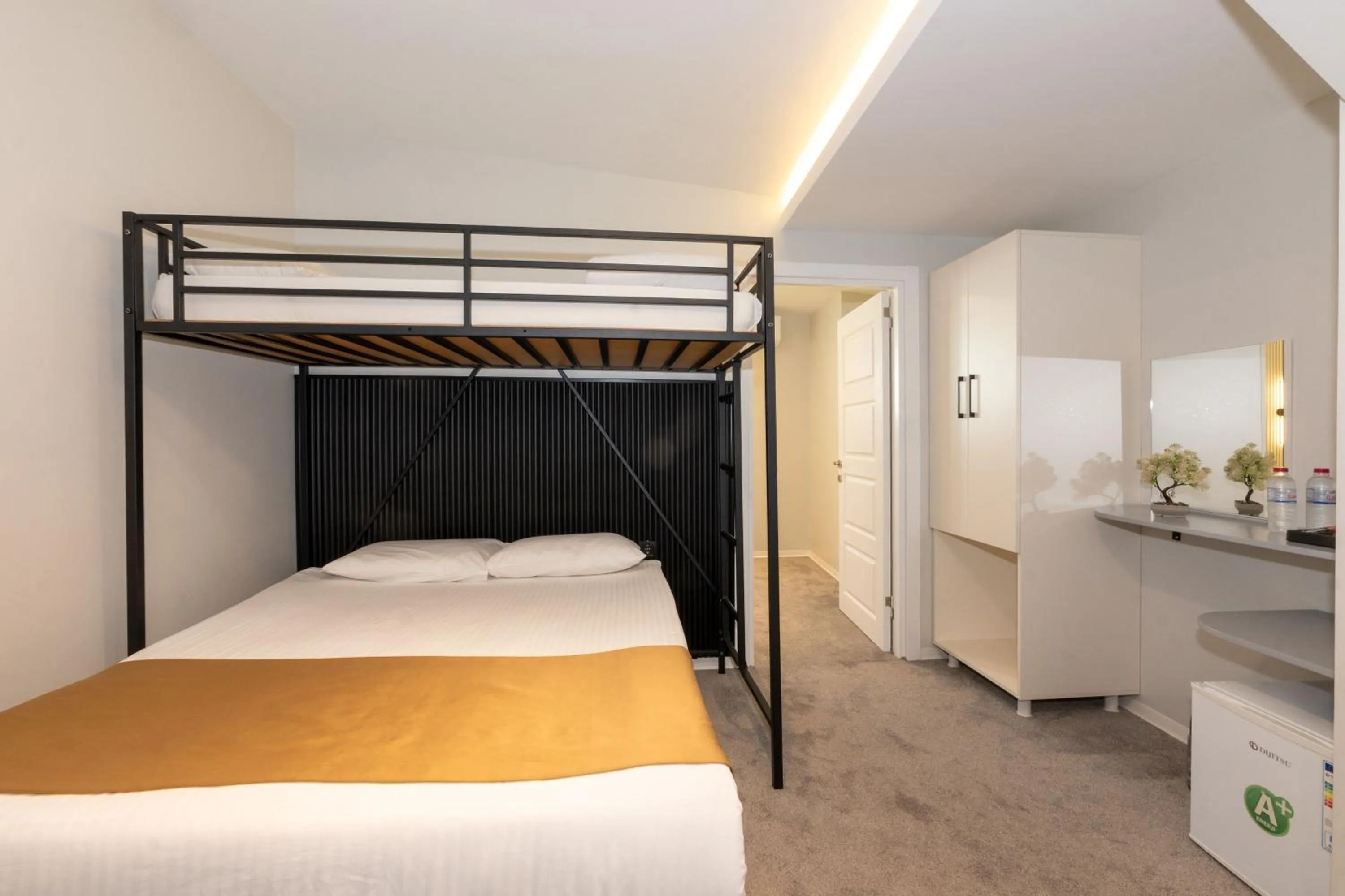 Kitchen or kitchenette, Bed in Istanbul Holiday Hotel