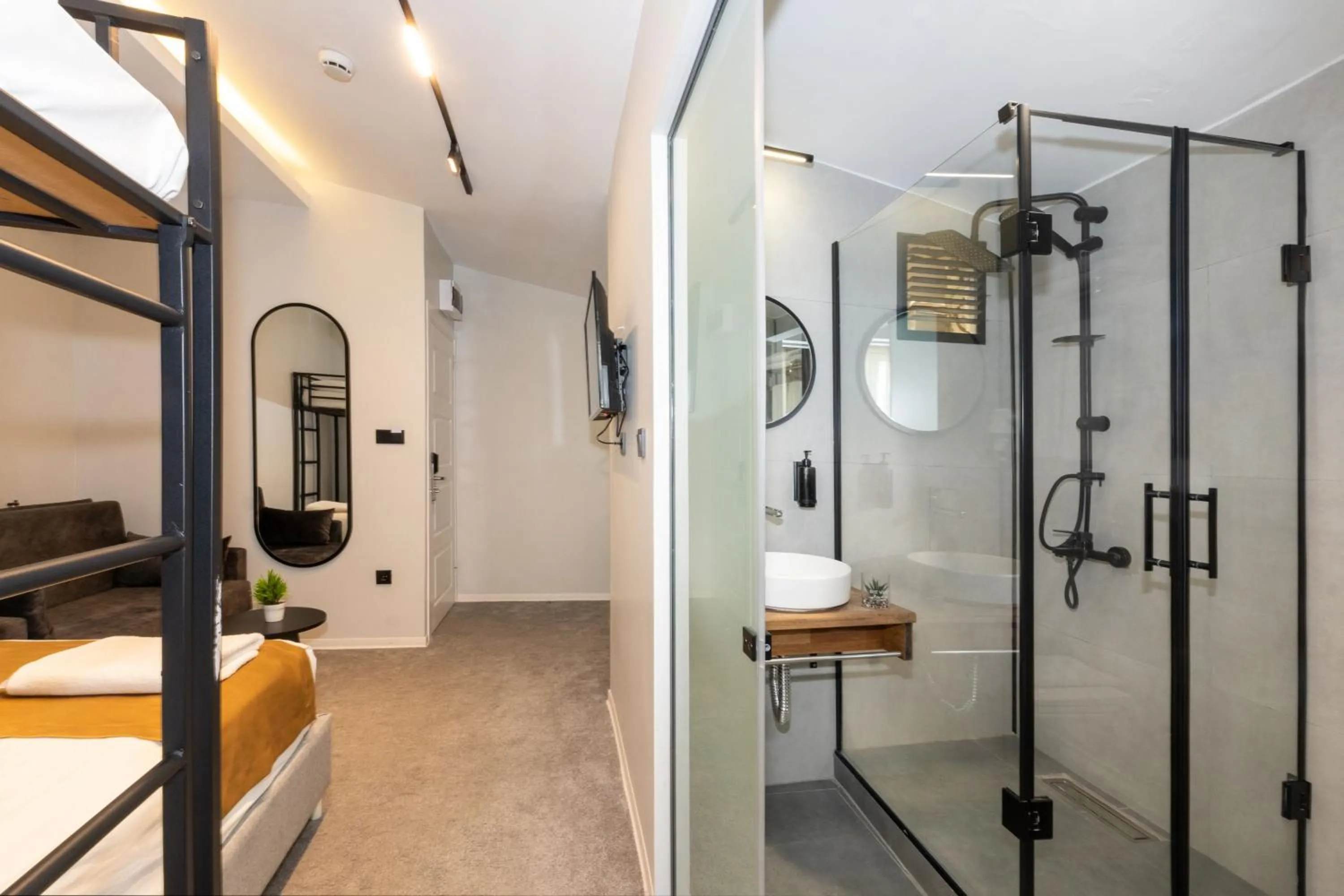 Shower, Bed in Istanbul Holiday Hotel