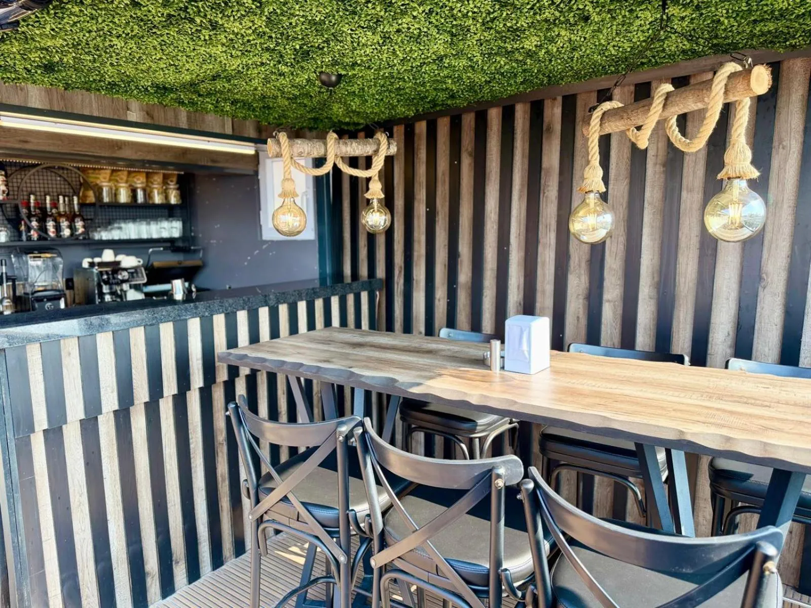 Restaurant/places to eat in Istanbul Holiday Hotel