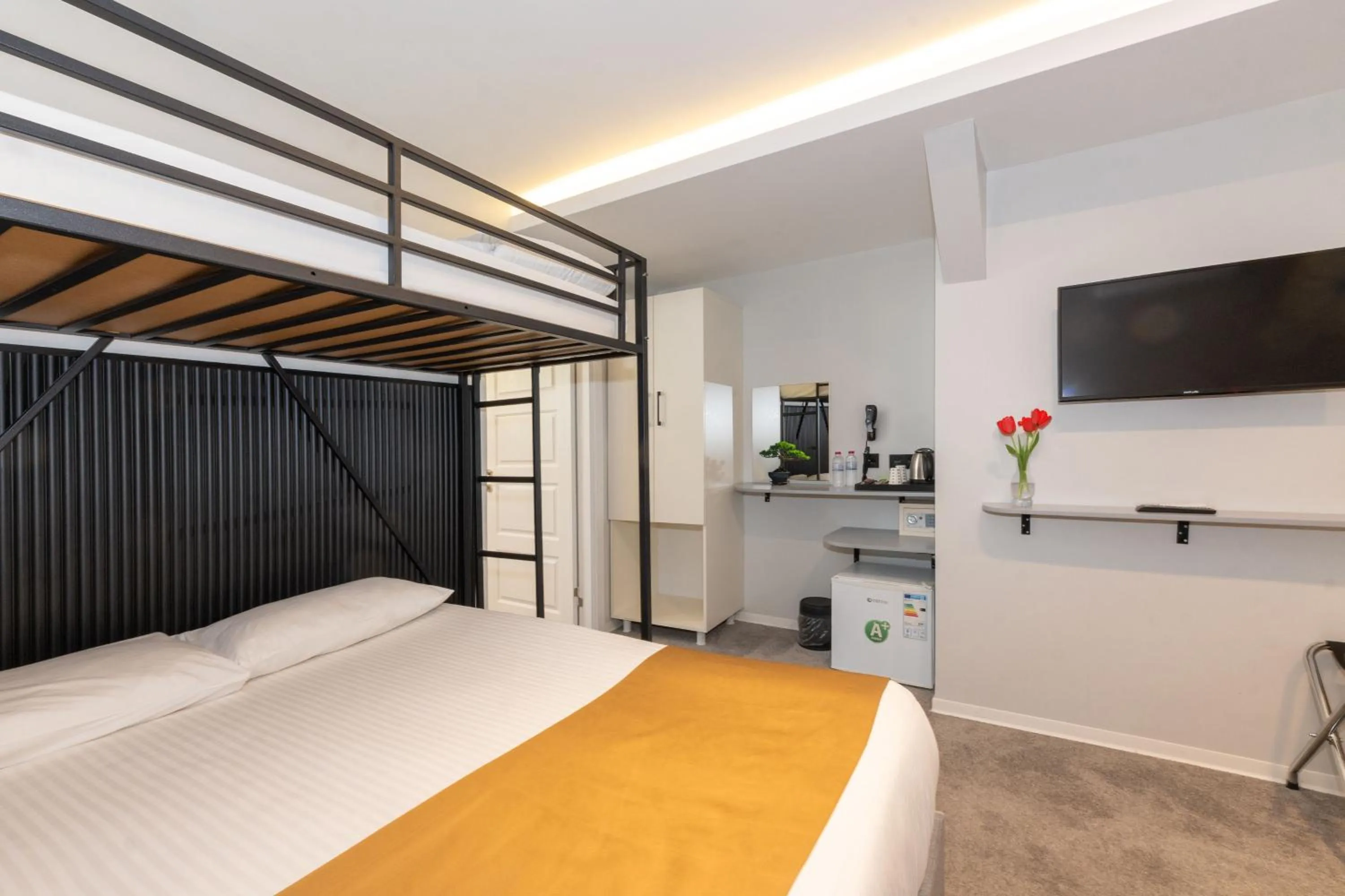 Kitchen or kitchenette, Bed in Istanbul Holiday Hotel