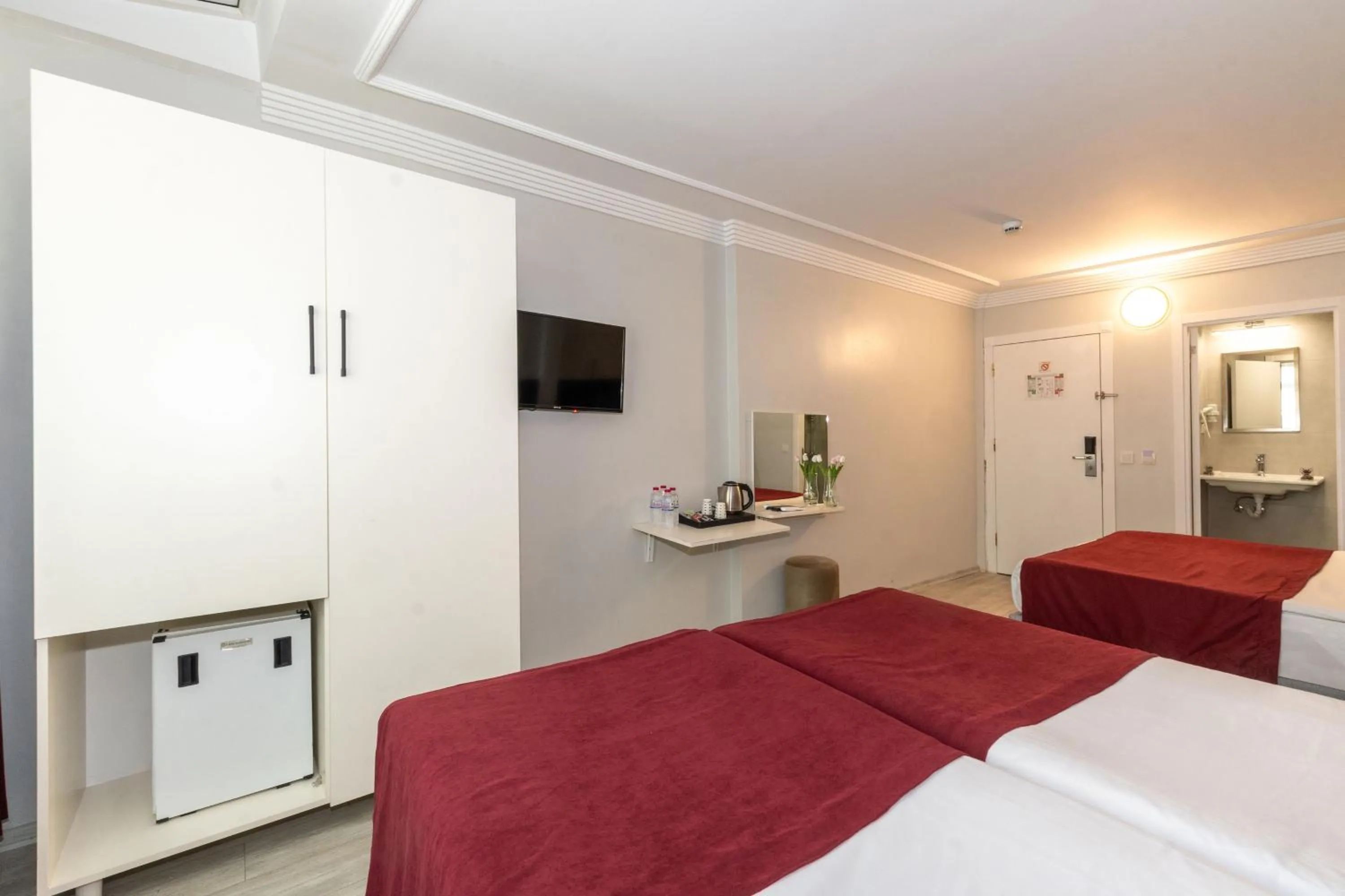 Photo of the whole room, Bed in Istanbul Holiday Hotel