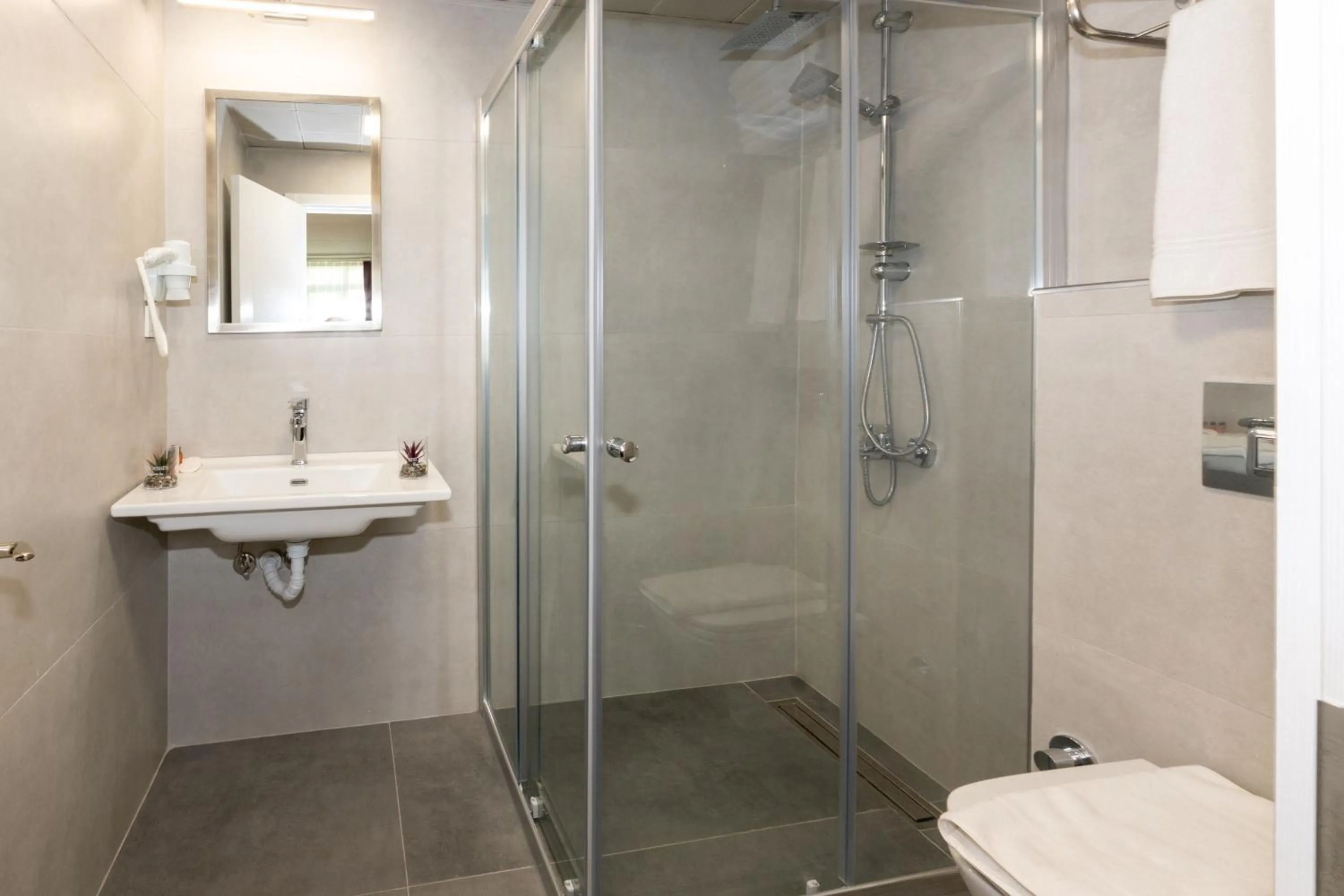 Shower in Istanbul Holiday Hotel