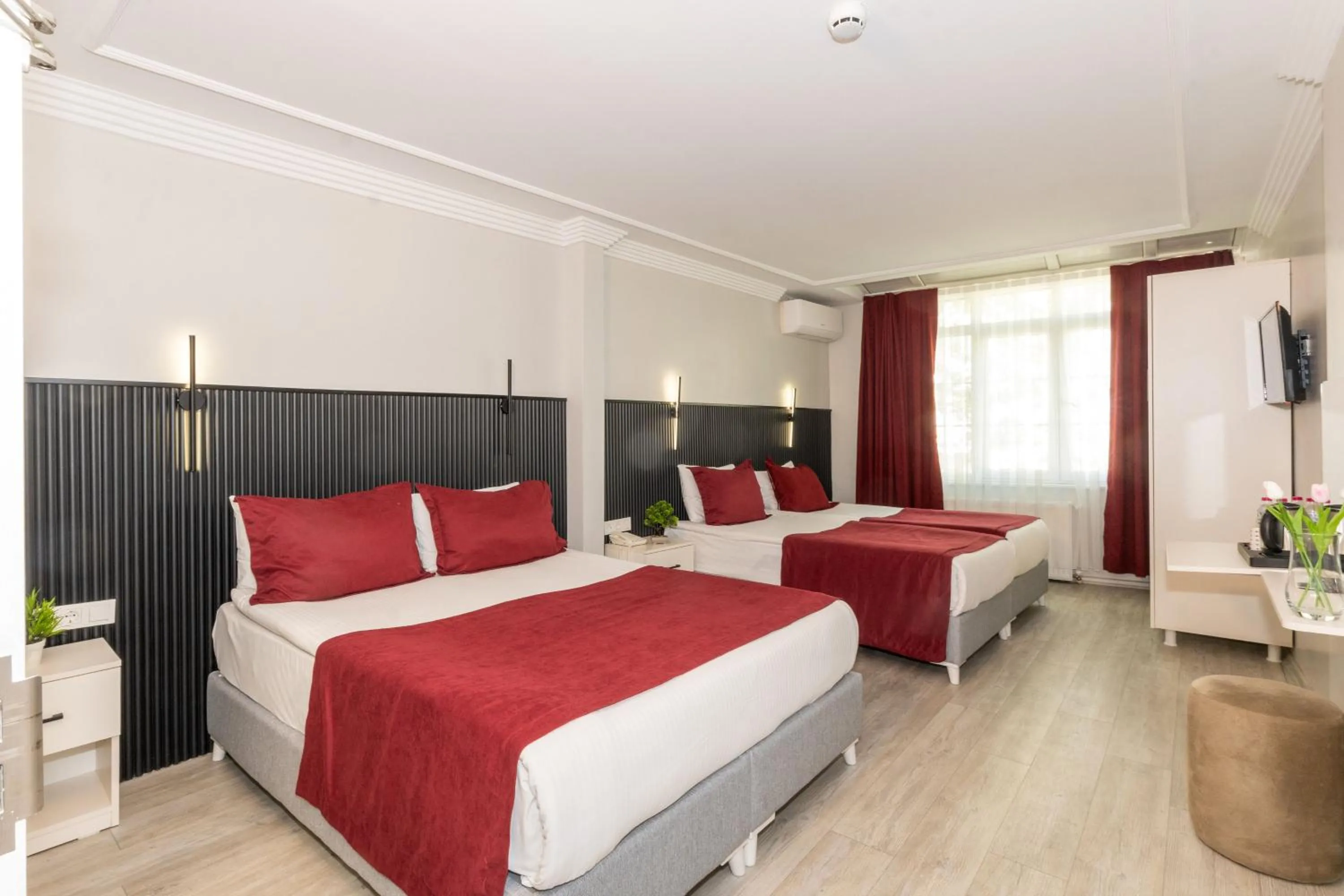 Photo of the whole room, Bed in Istanbul Holiday Hotel