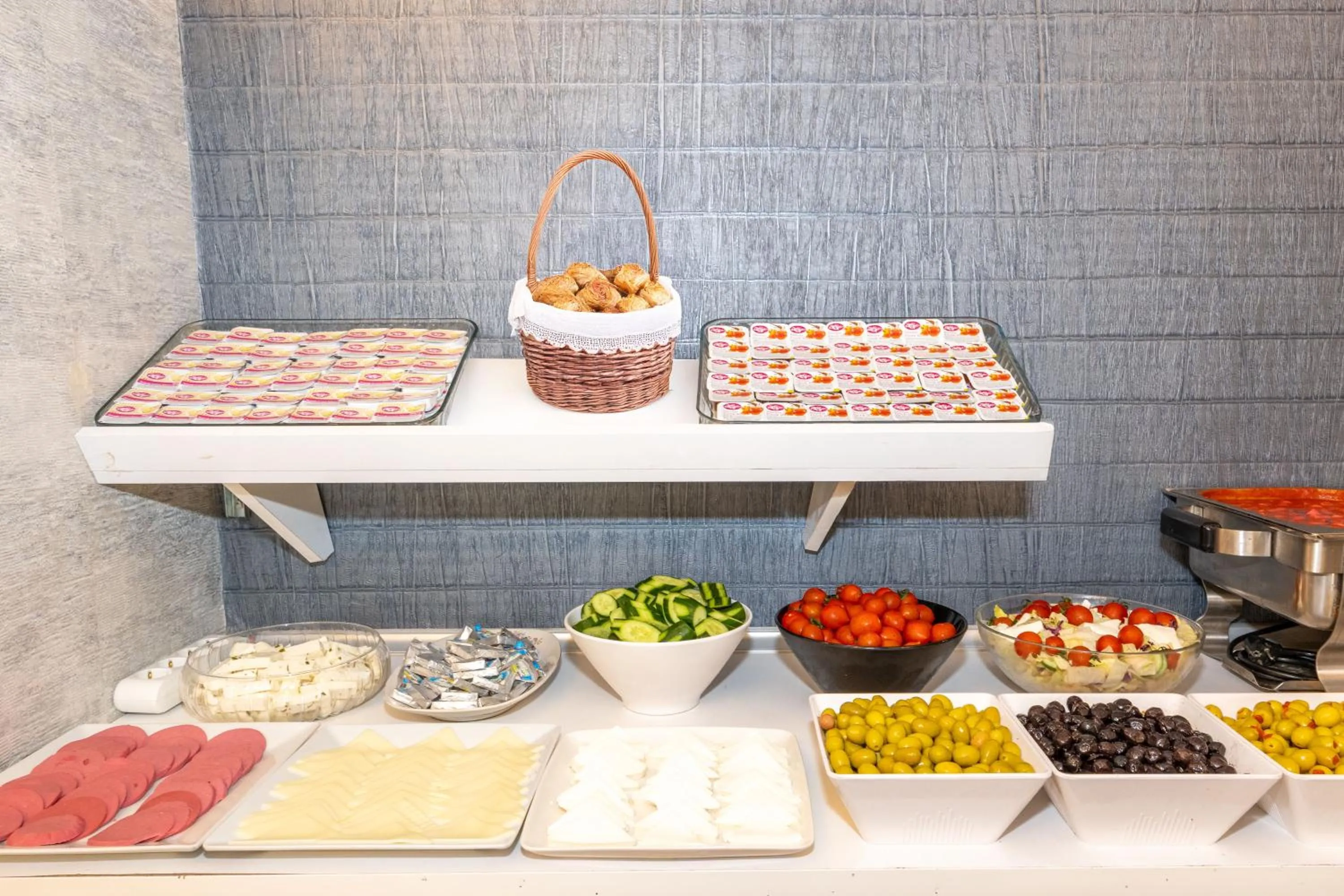 Buffet breakfast in Istanbul Holiday Hotel