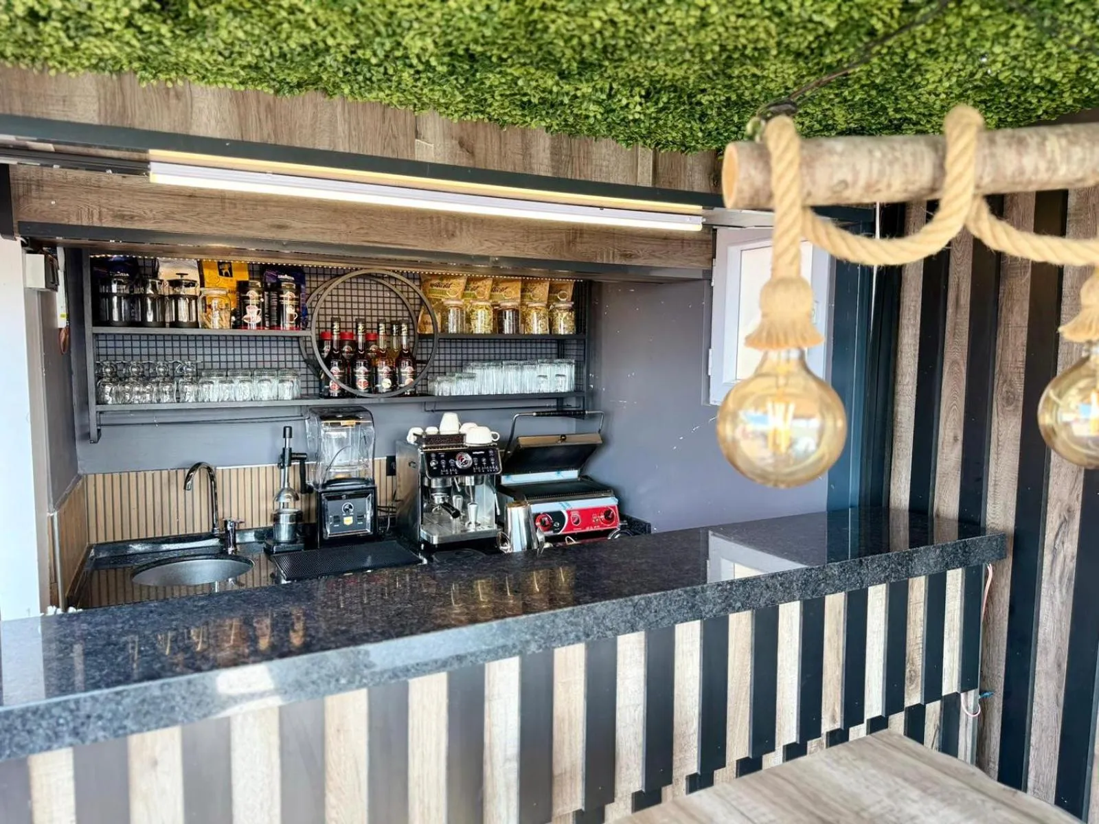 Coffee/tea facilities in Istanbul Holiday Hotel