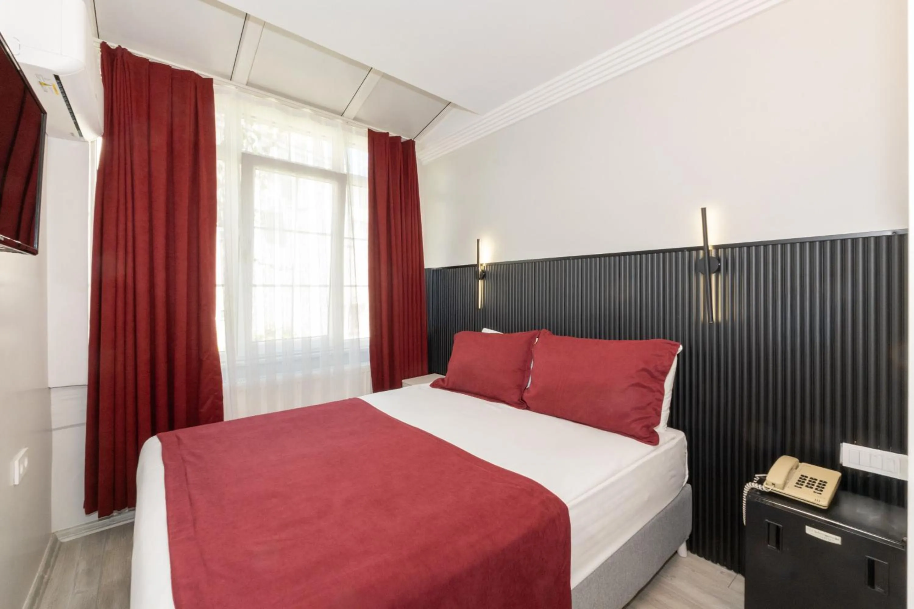 Bed in Istanbul Holiday Hotel