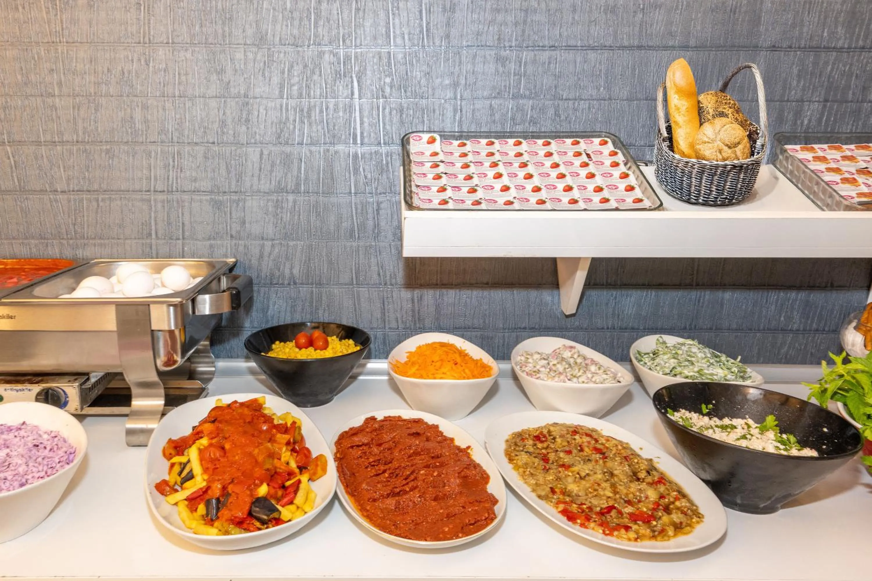 Food and drinks in Istanbul Holiday Hotel