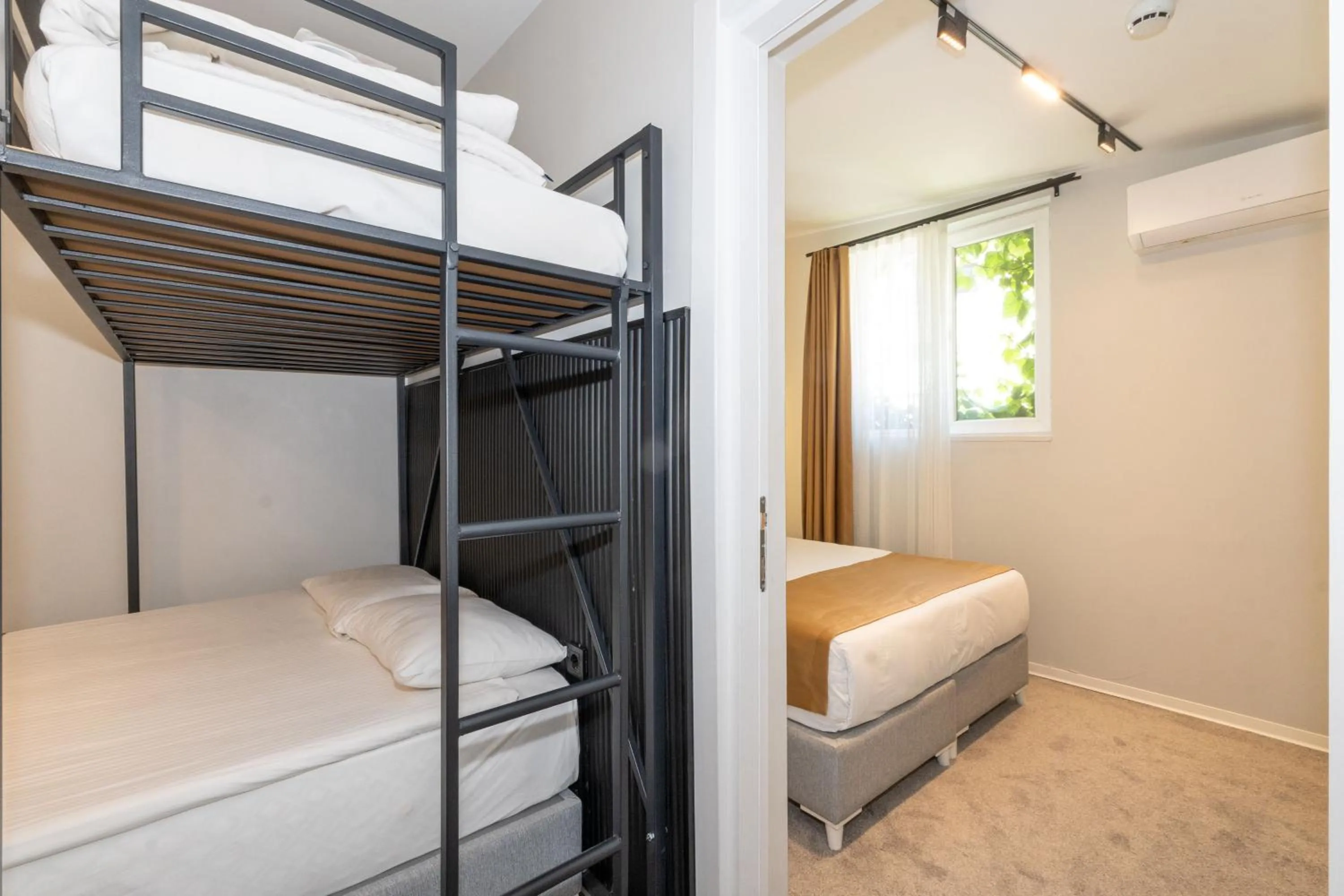 bunk bed, Bed in Istanbul Holiday Hotel